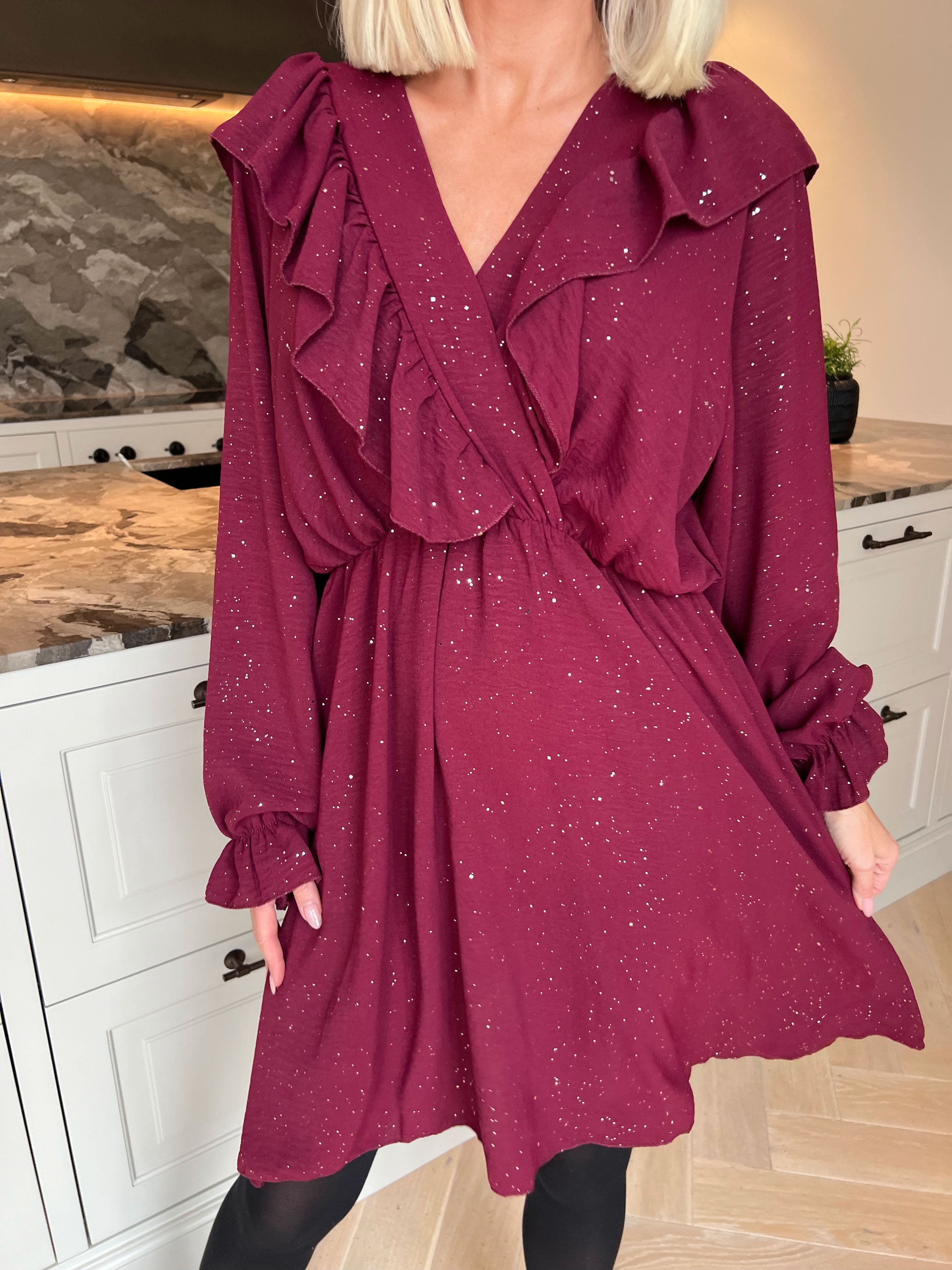 Ornella - Söt volangklänning i plus size i en mjuk viskosblandning med fina glitterdetaljer