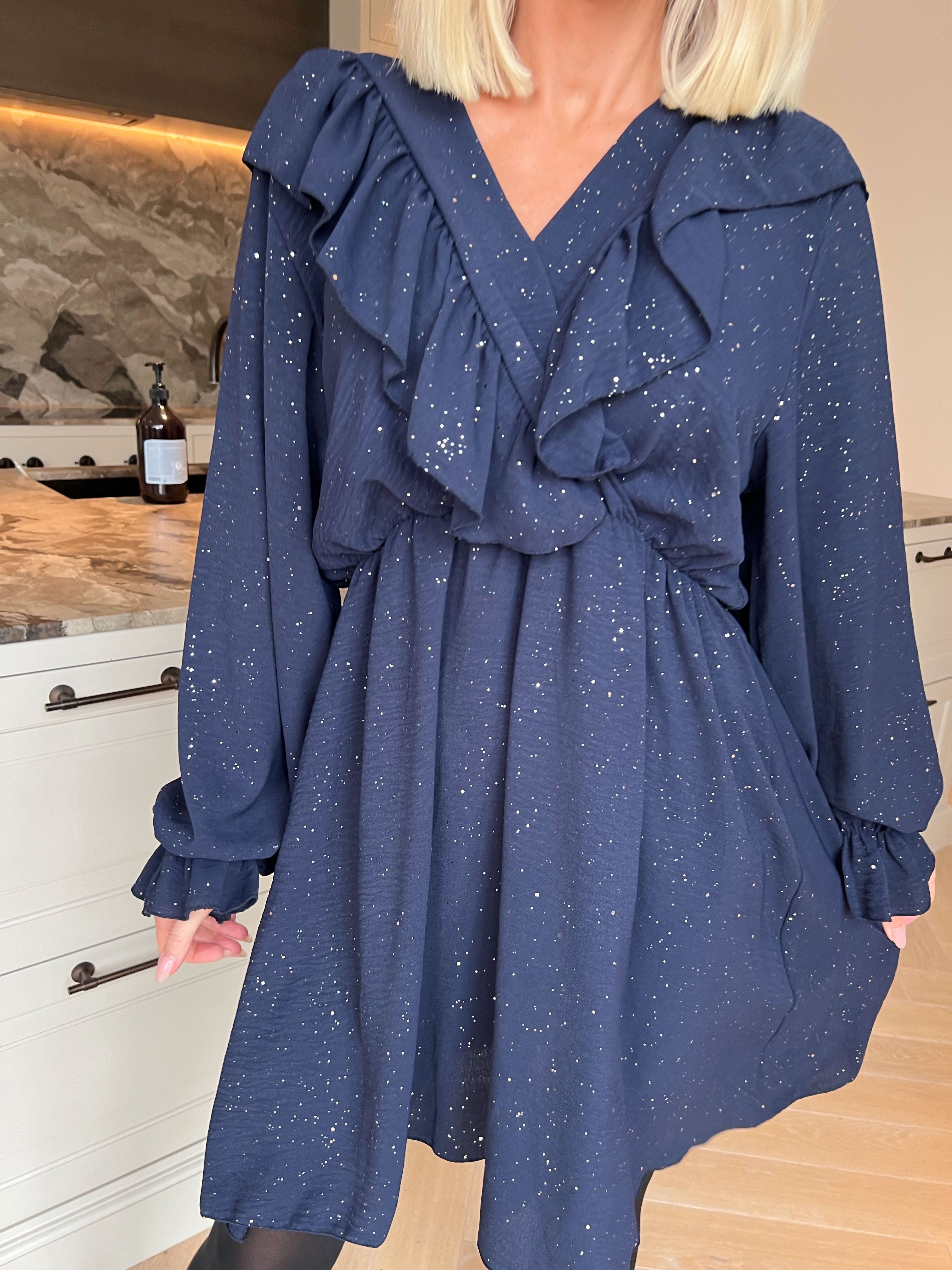Ornella - Söt volangklänning i en mjuk viskosblandning med fina glitterdetaljer