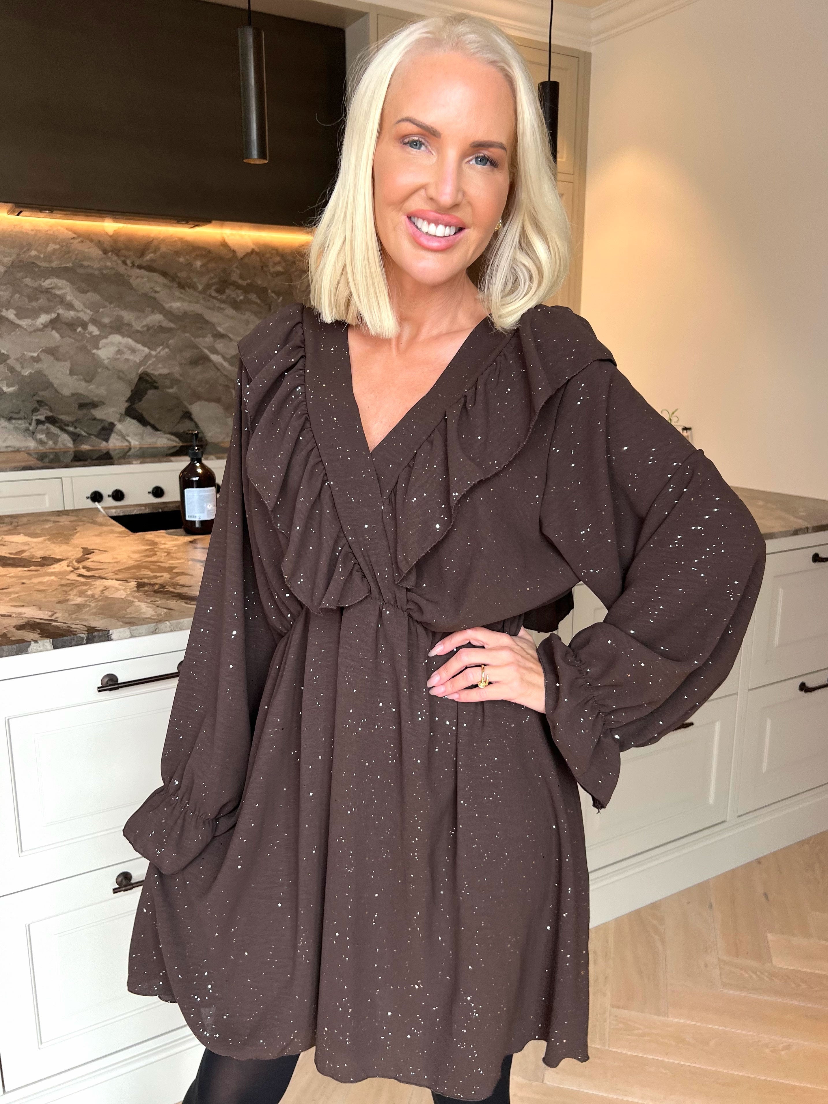 Ornella - Söt volangklänning i plus size i en mjuk viskosblandning med fina glitterdetaljer