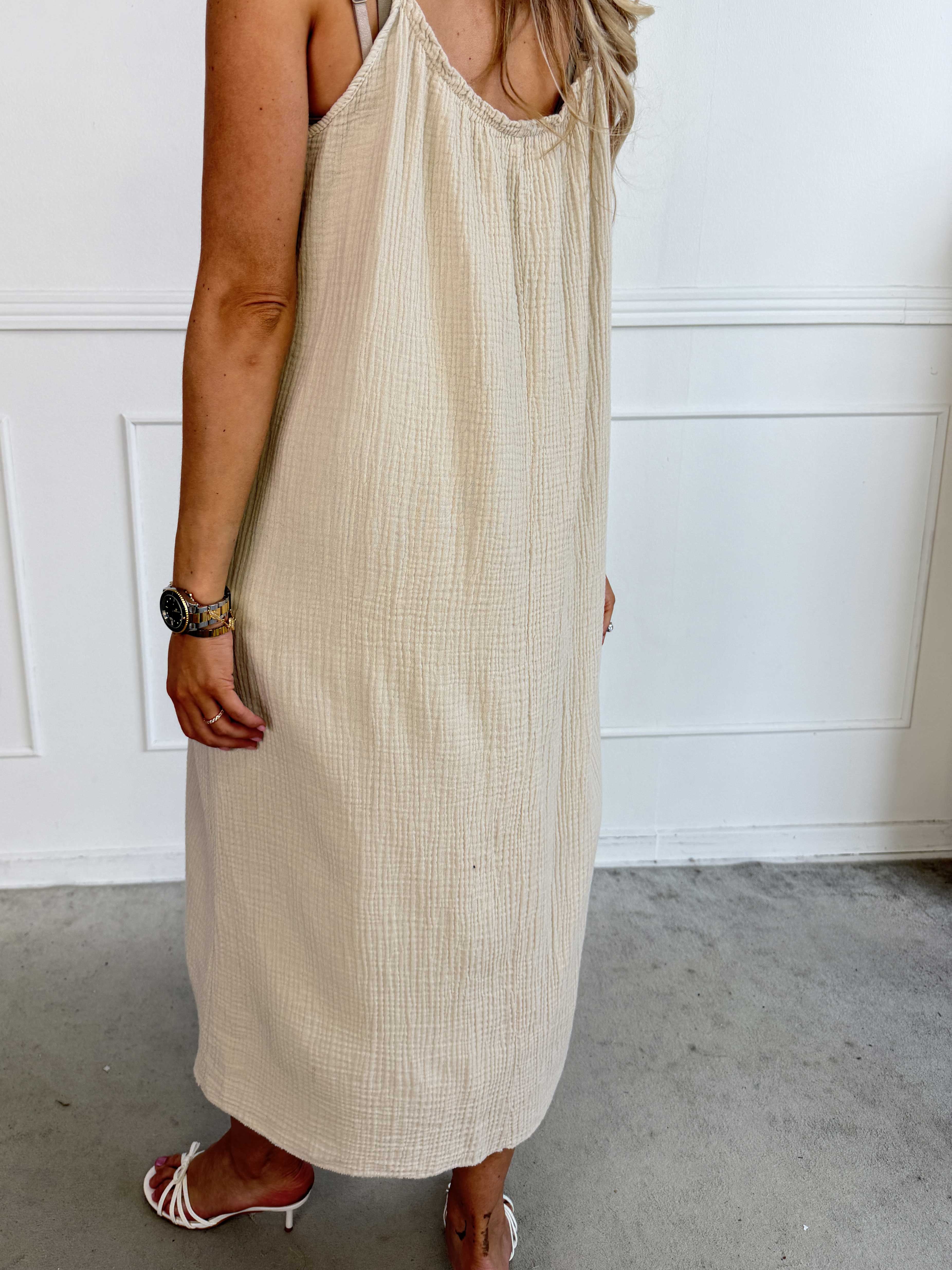 Kamma – Plus size klänning med axelband i mjuk bomullsmuslin