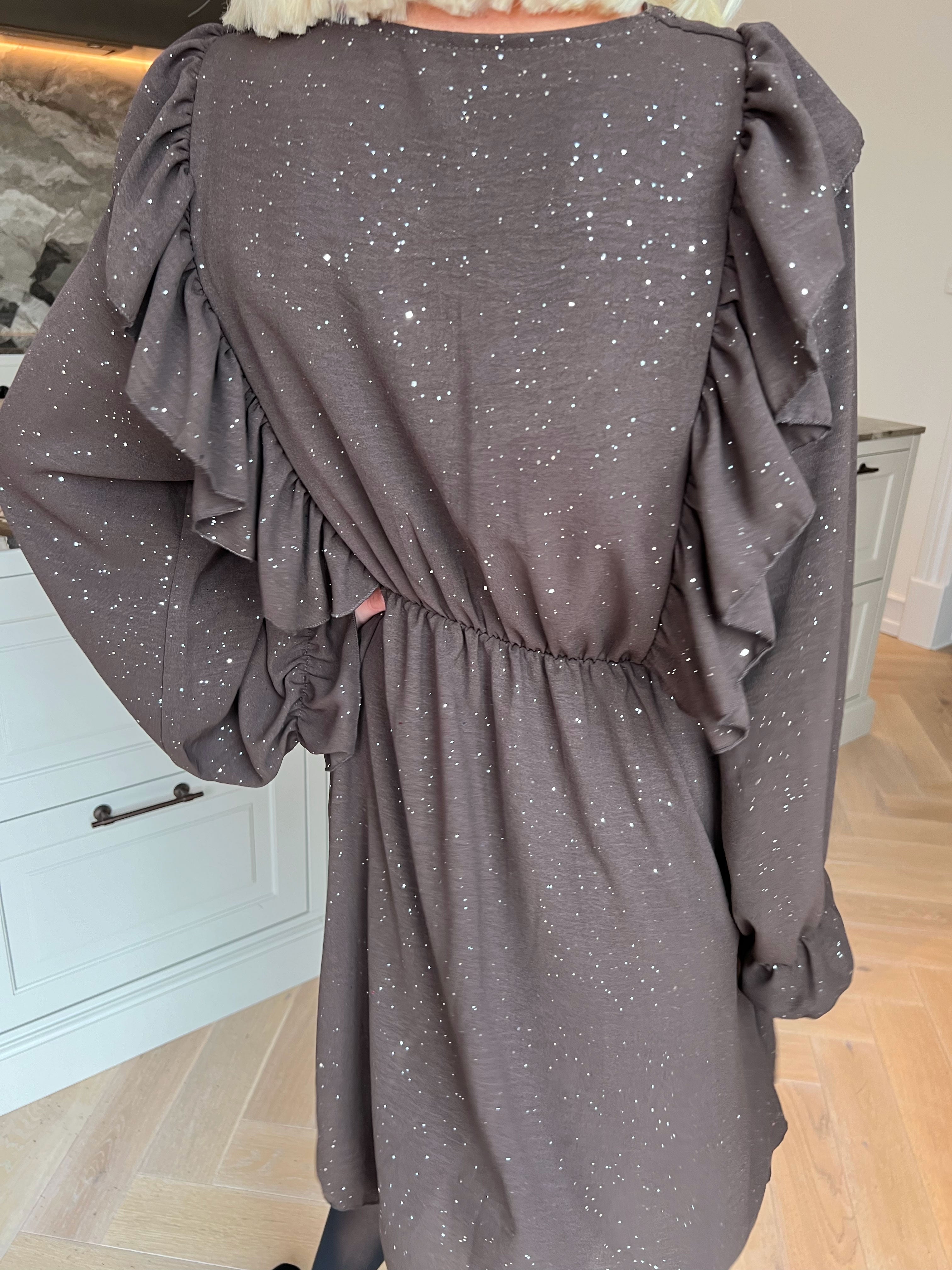Ornella - Söt volangklänning i en mjuk viskosblandning med fina glitterdetaljer
