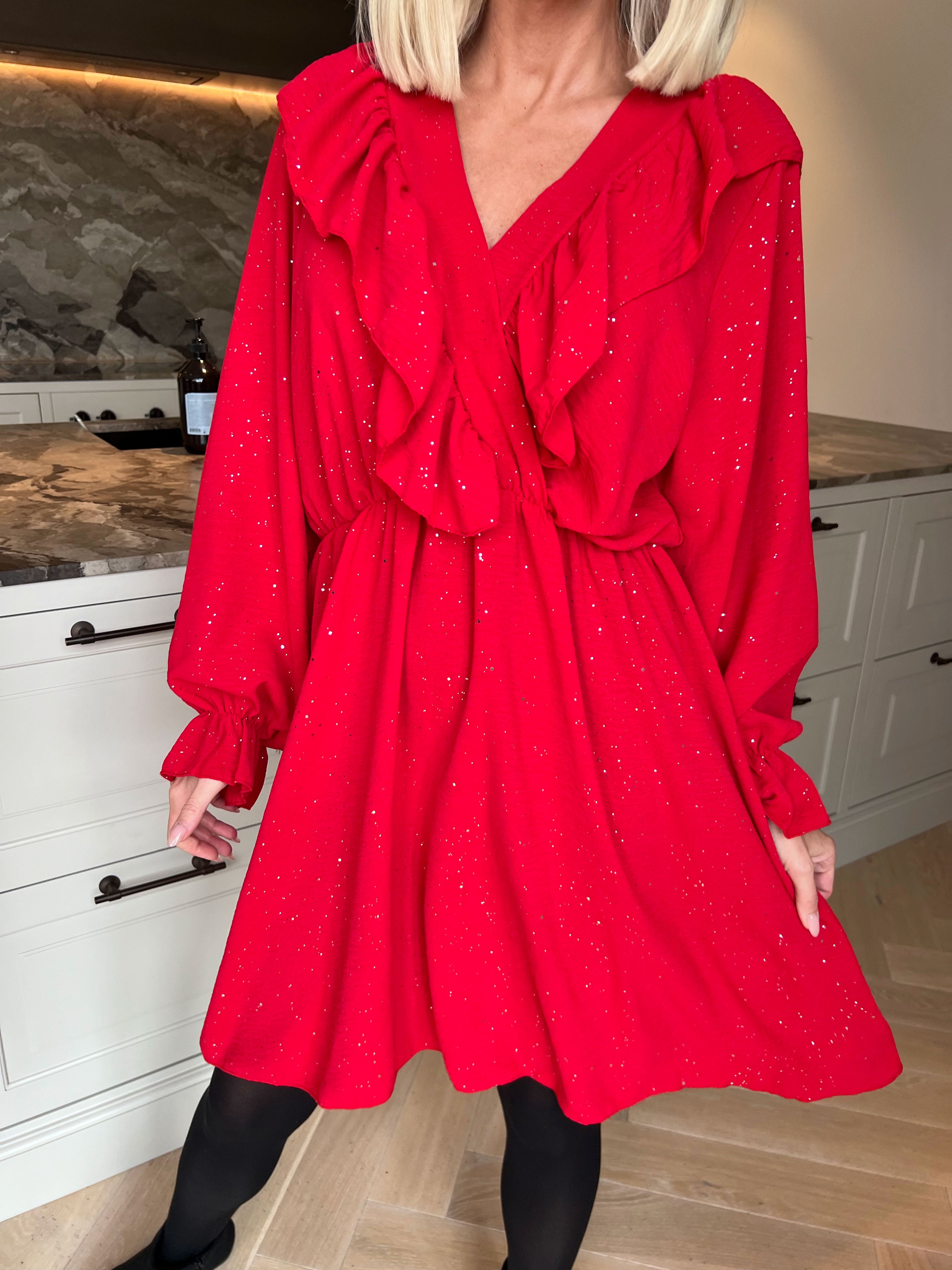 Ornella - Söt volangklänning i plus size i en mjuk viskosblandning med fina glitterdetaljer