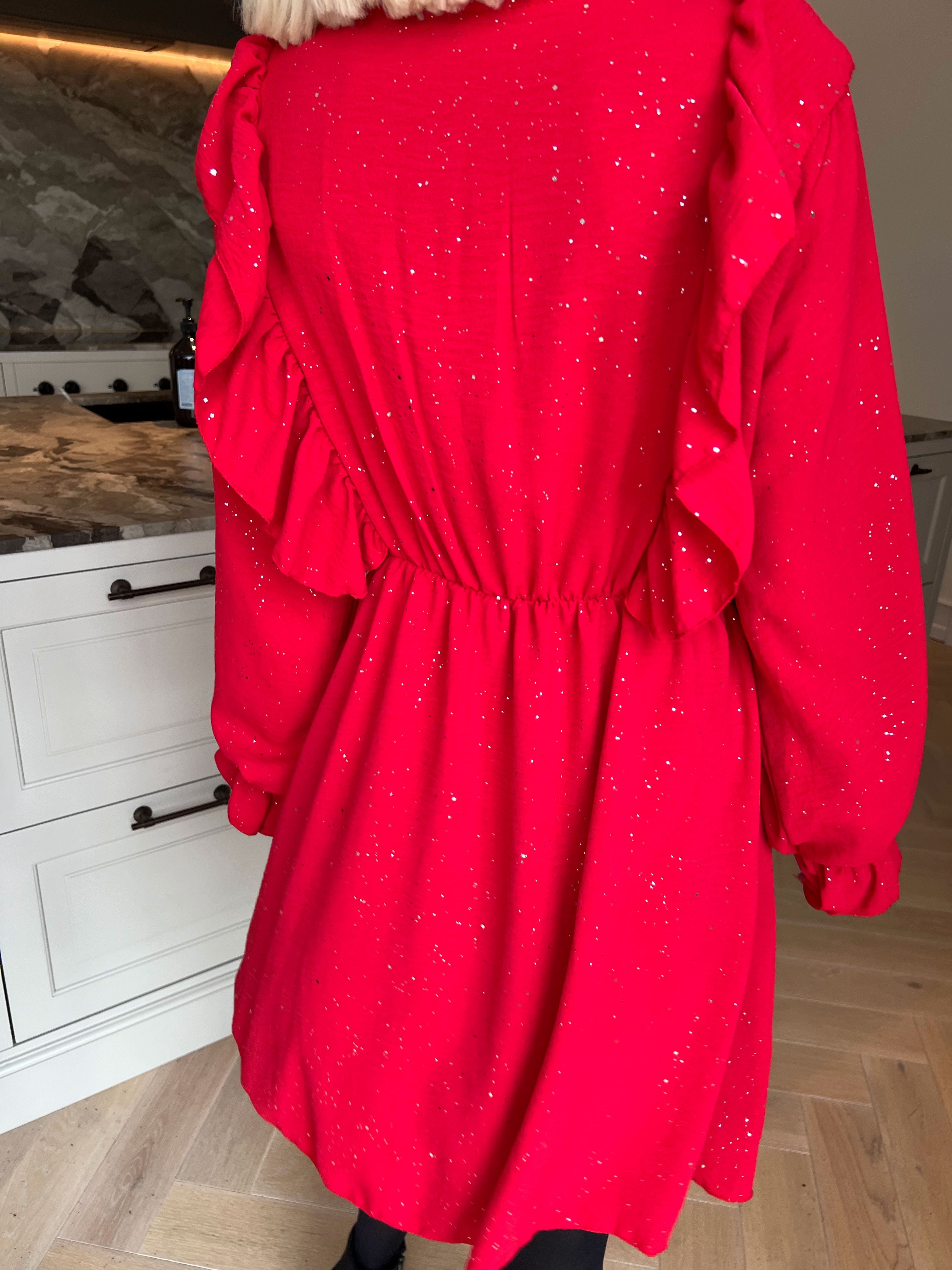 Ornella - Söt volangklänning i plus size i en mjuk viskosblandning med fina glitterdetaljer