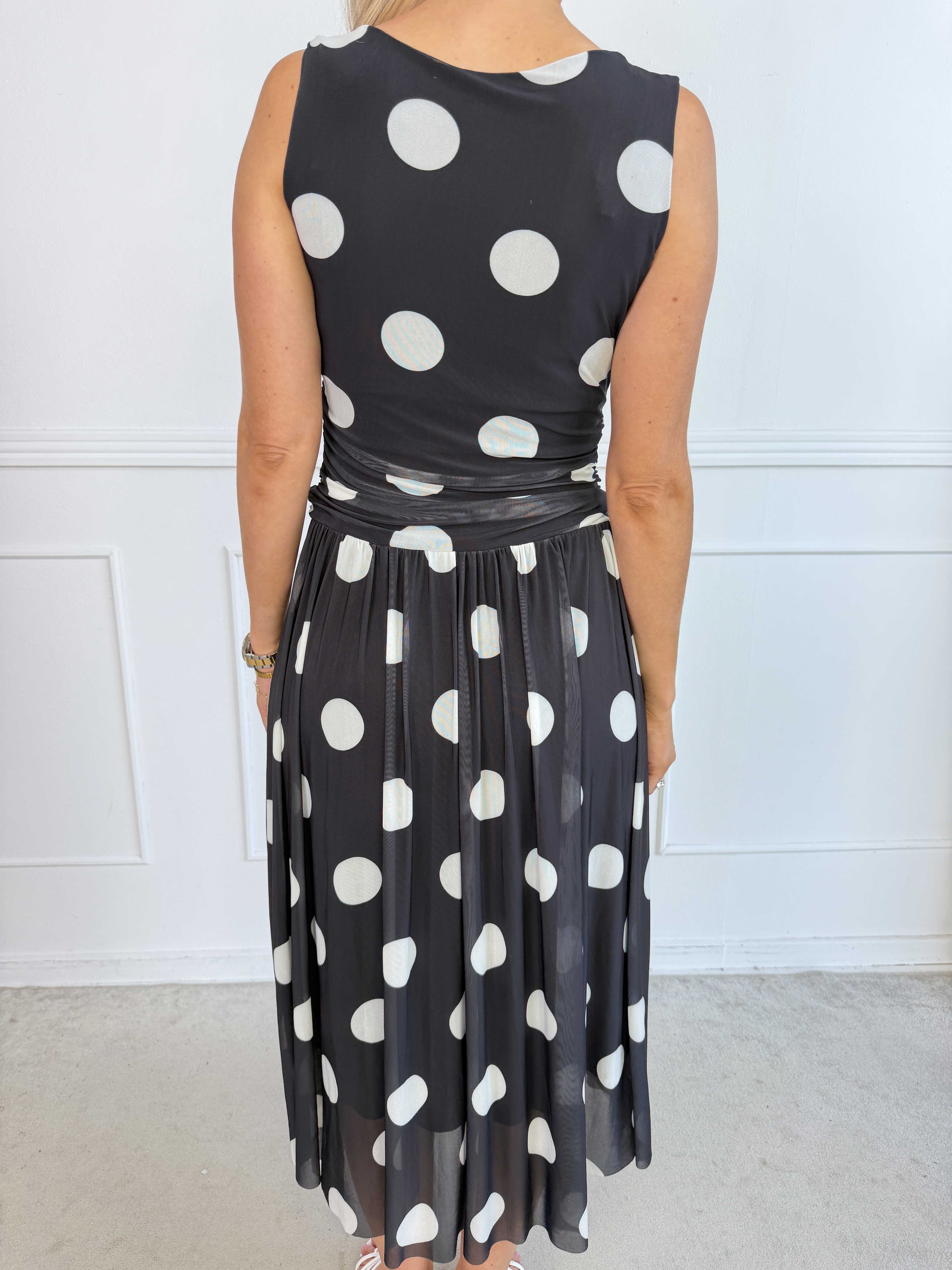 Hallie – Elegant, stretchig plus size klänning i prickig mesh