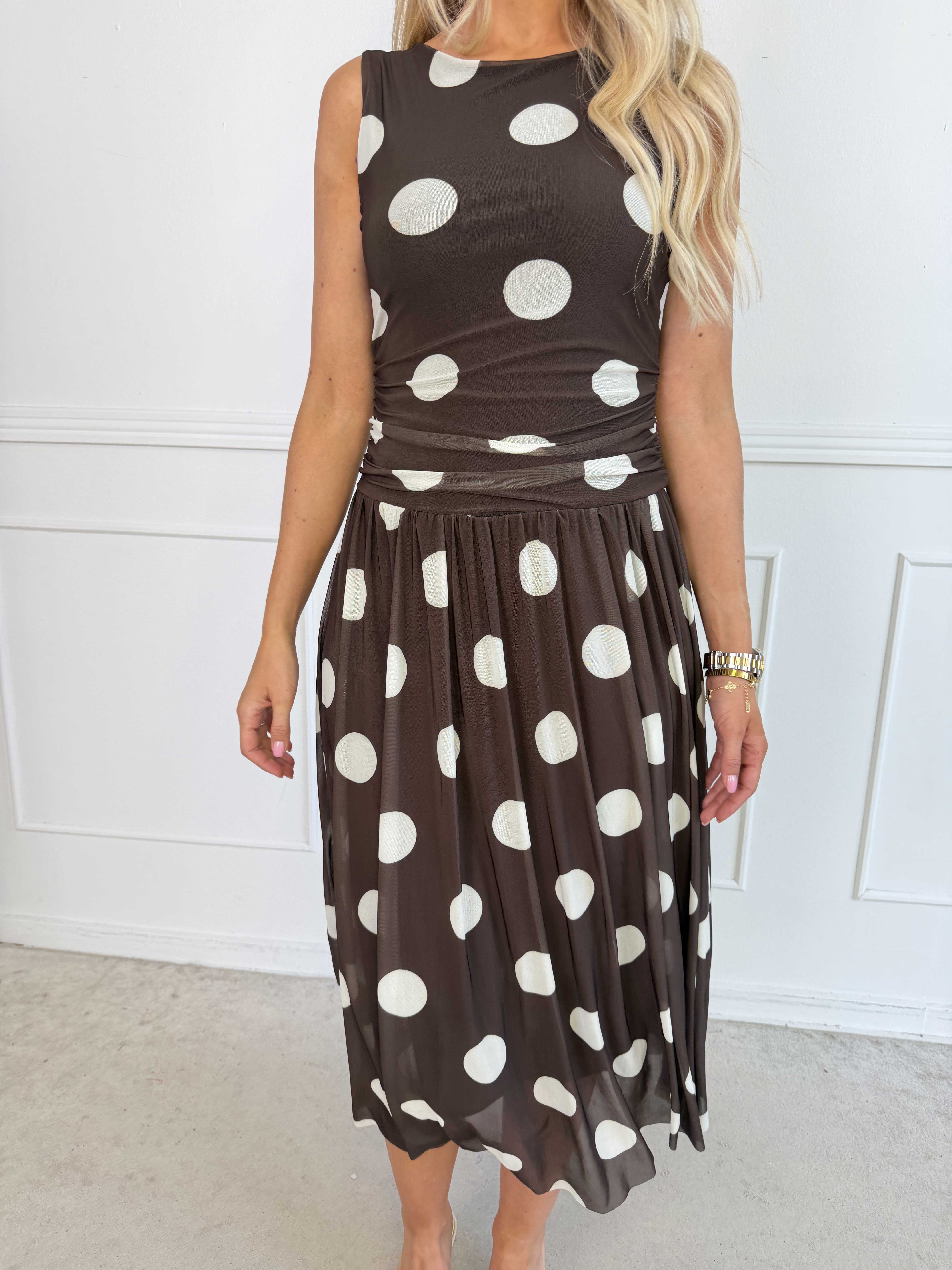 Hallie – Elegant, stretchig plus size klänning i prickig mesh