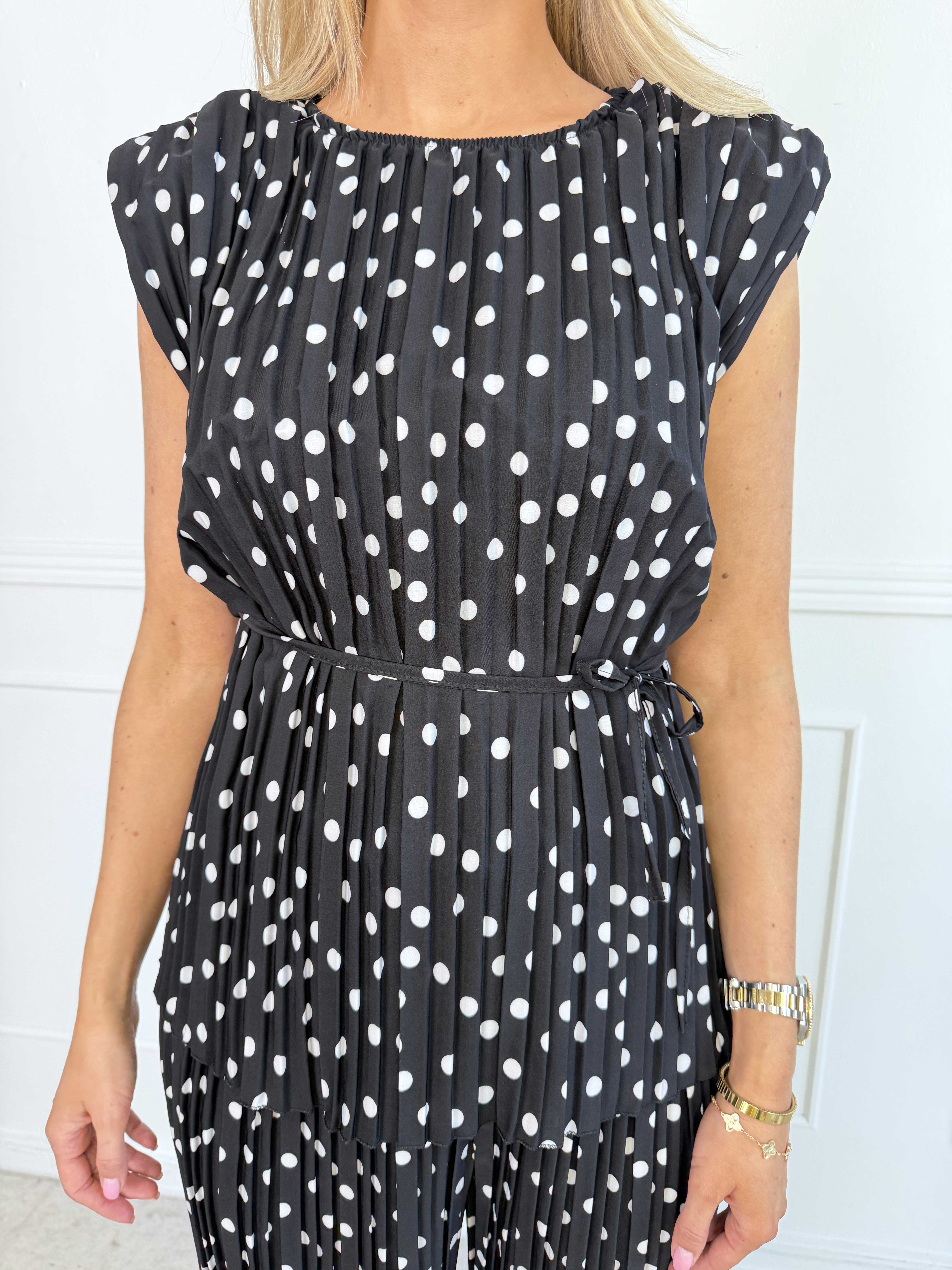 Zina – Elegant set med prickar och veckad design
