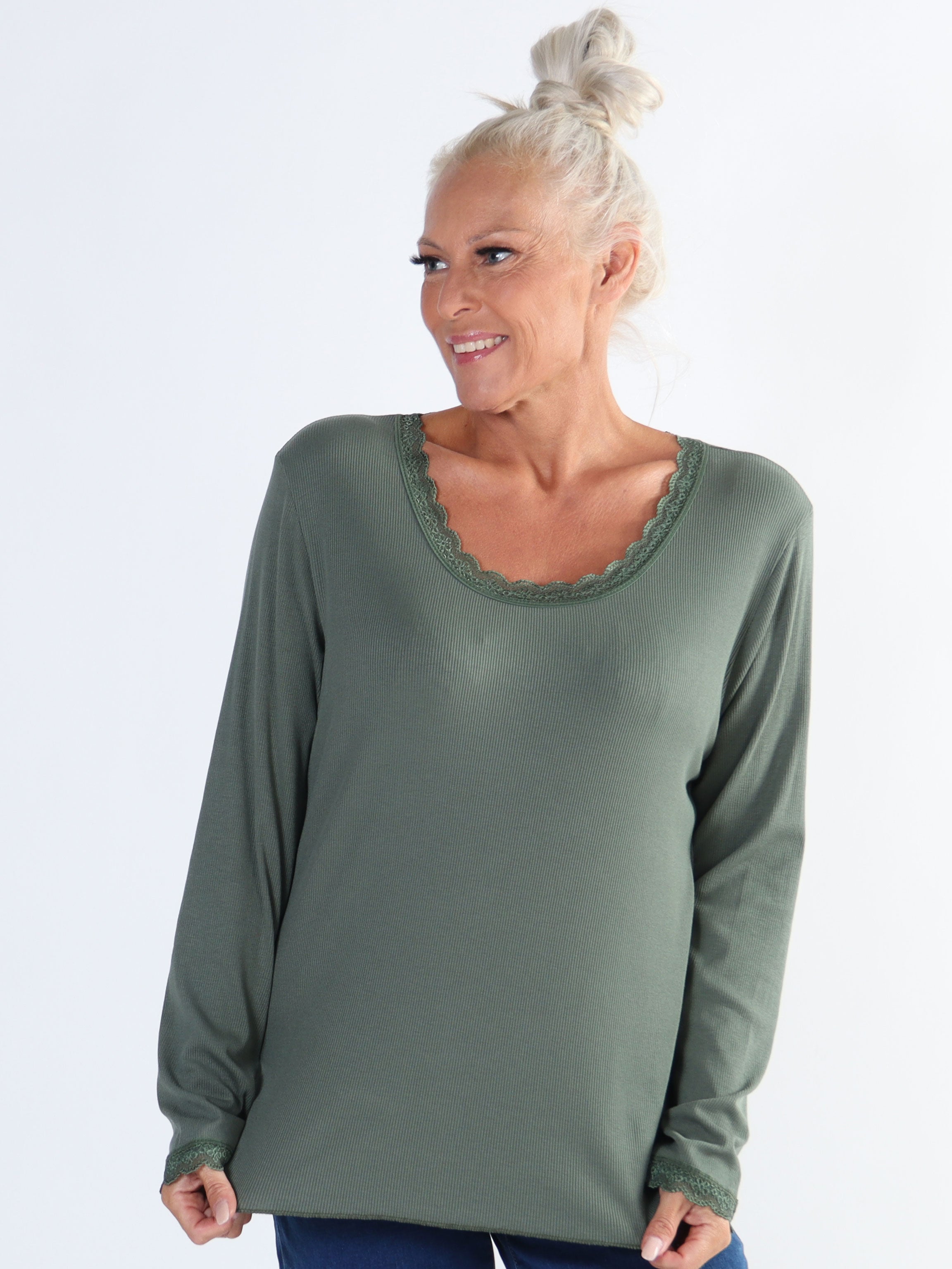Ibina Long Sleeve - Plus size blus med veck och spetskant