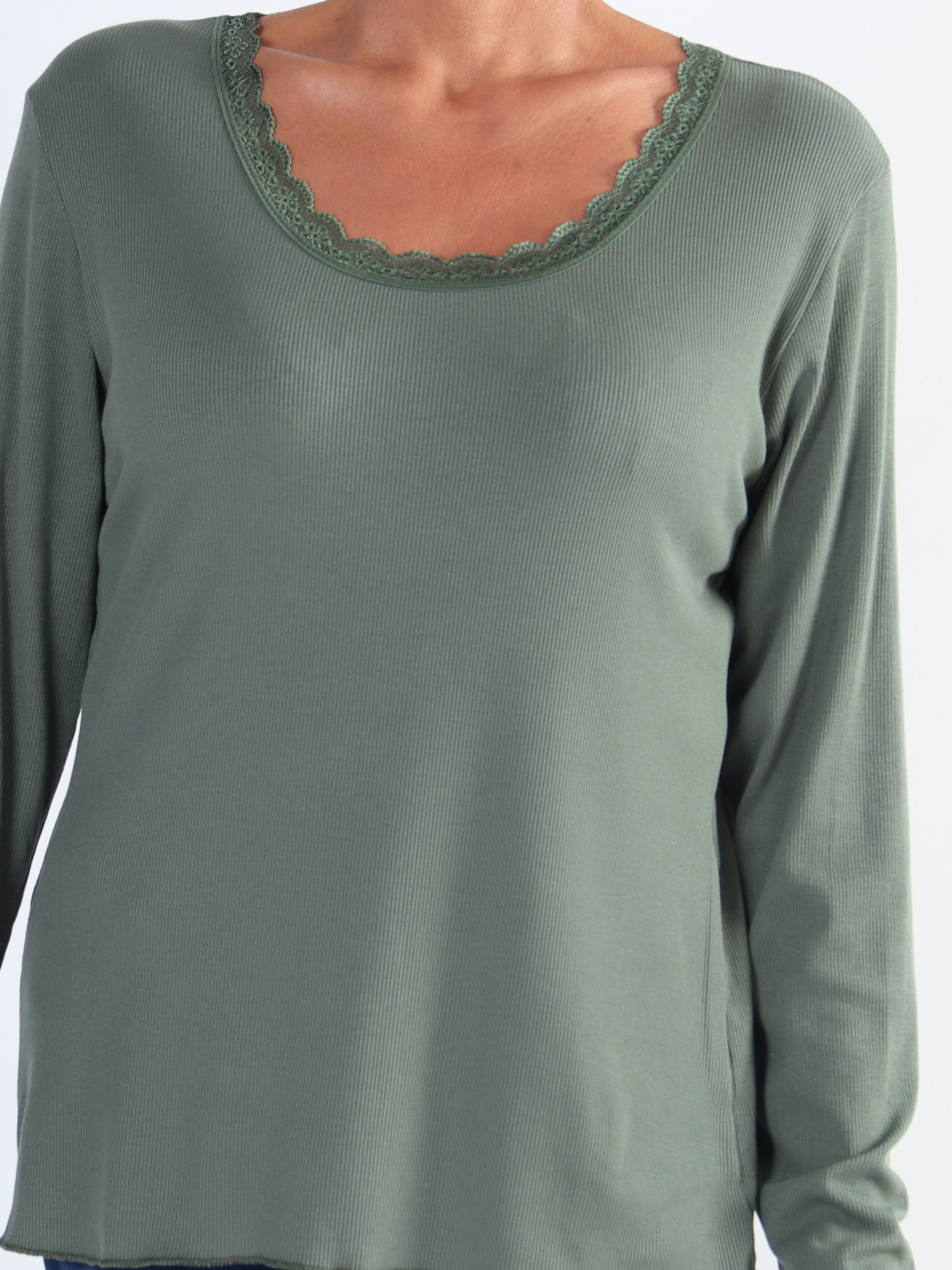 Ibina Long Sleeve - Plus size blus med veck och spetskant