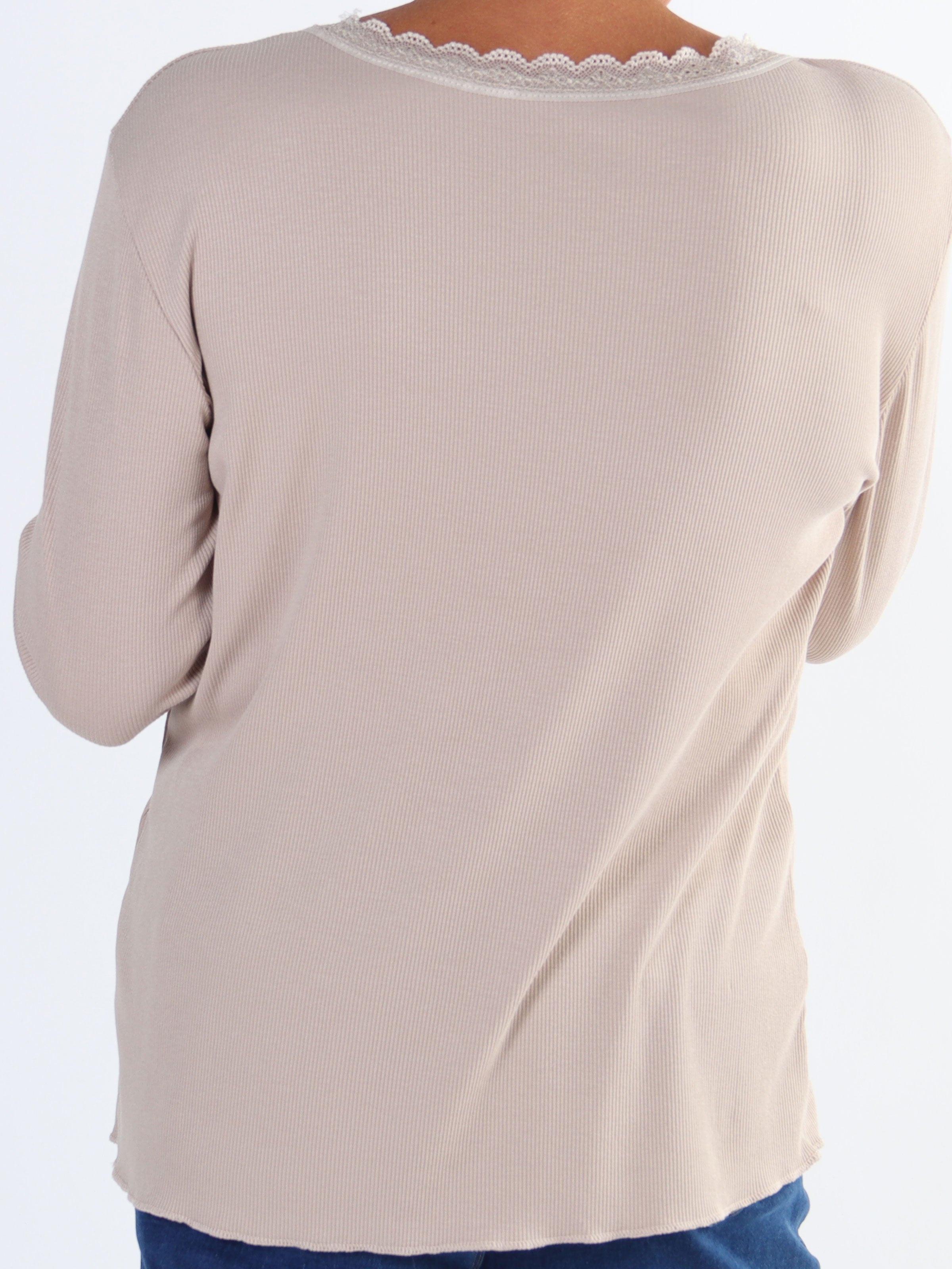 Ibina Long Sleeve - Plus size blus med veck och spetskant
