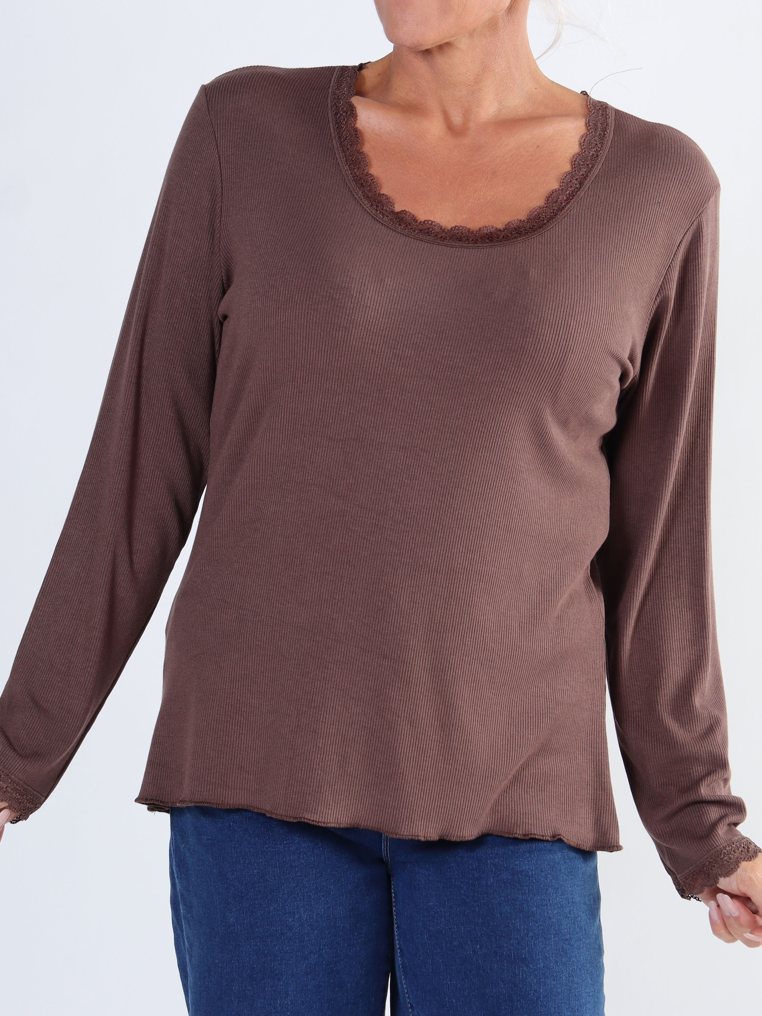 Ibina Long Sleeve - Plus size blus med veck och spetskant