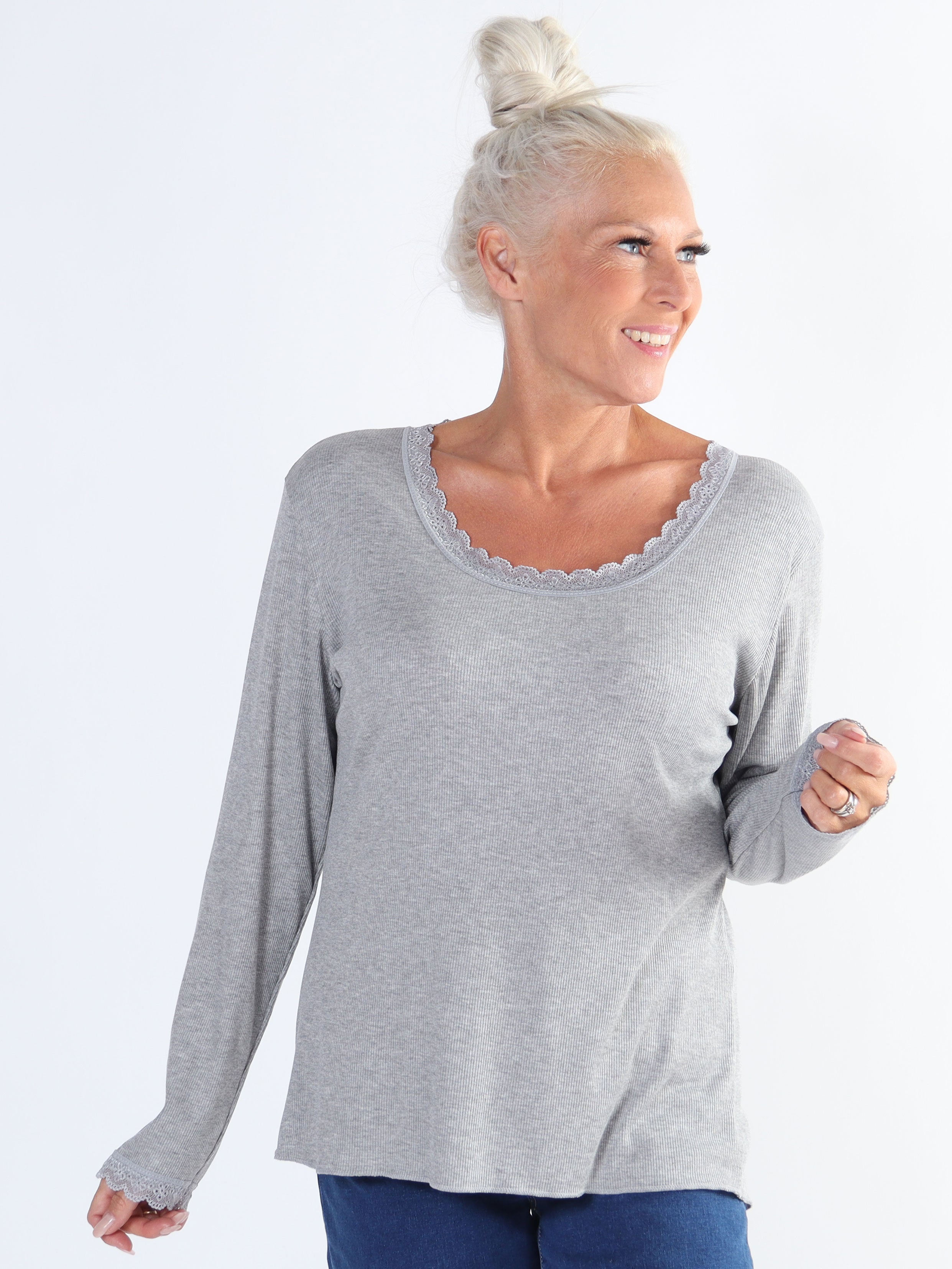 Ibina Long Sleeve - Plus size blus med veck och spetskant
