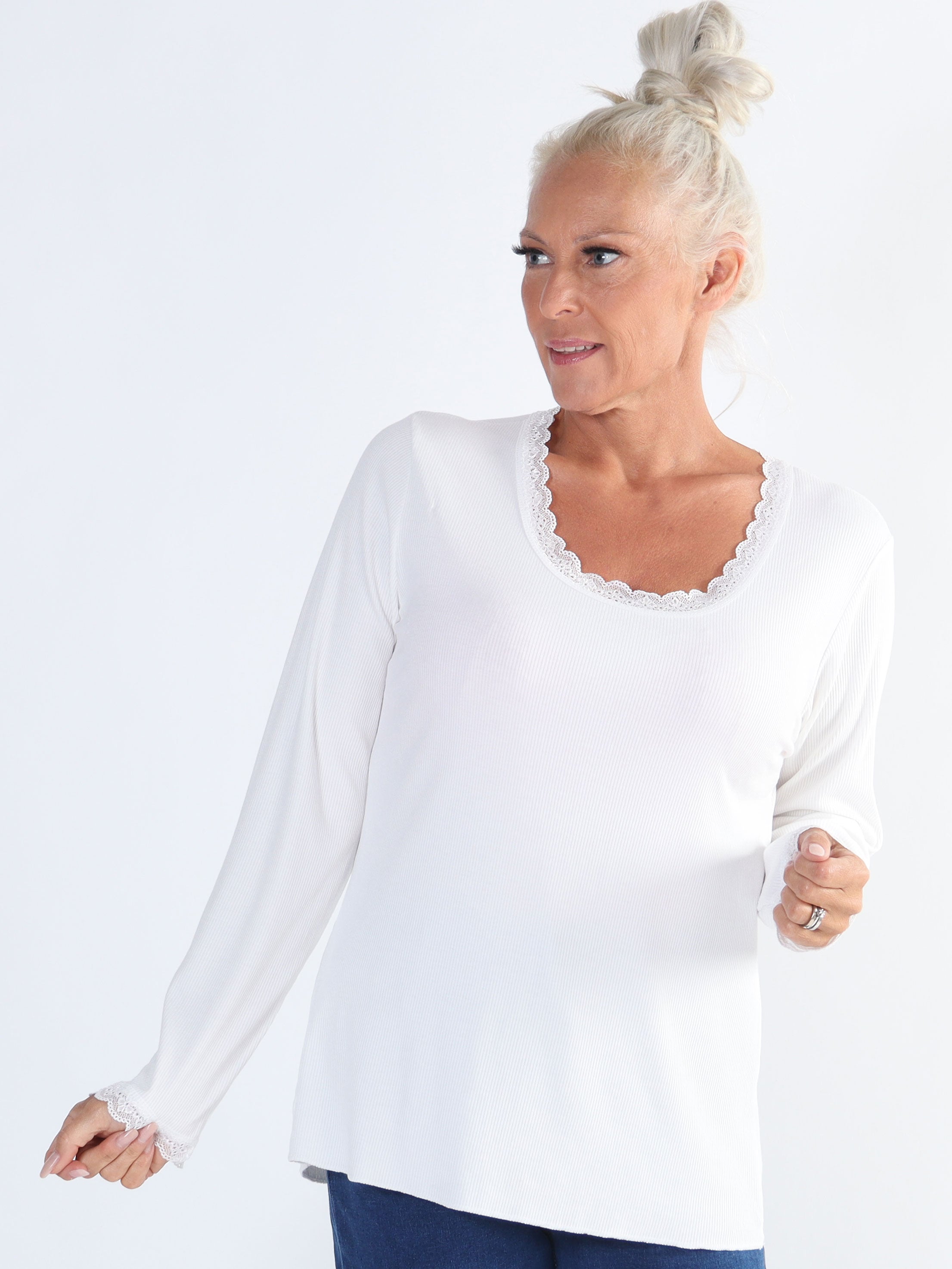 Ibina Long Sleeve - Plus size blus med veck och spetskant