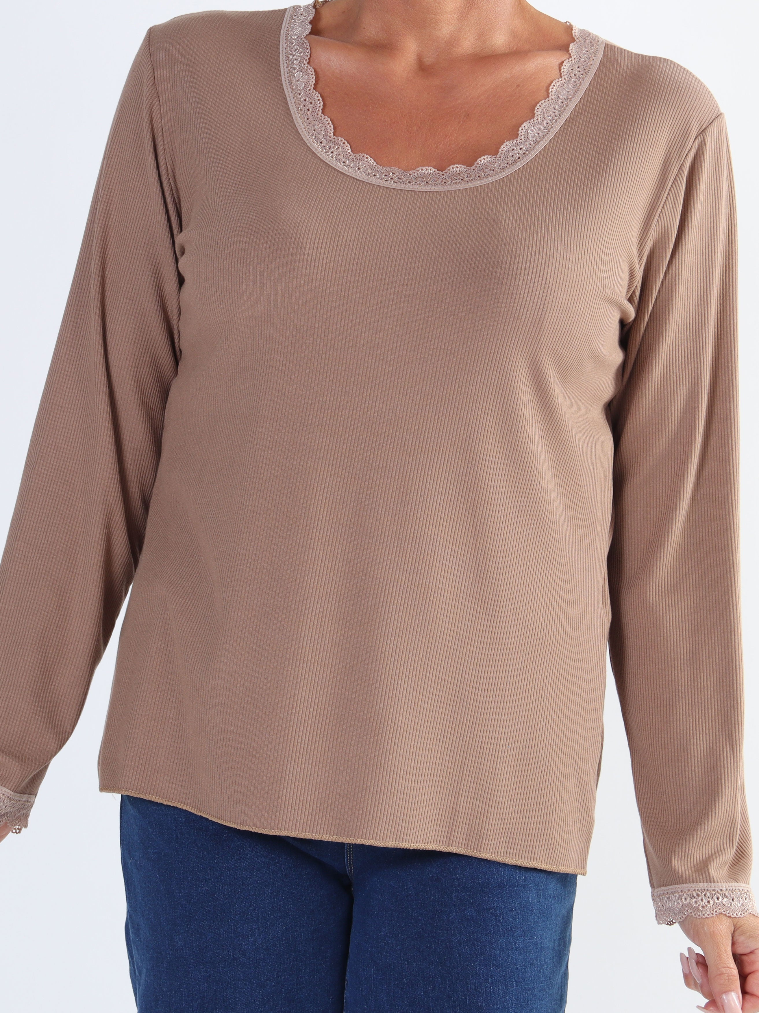 Ibina Long Sleeve - Plus size blus med veck och spetskant