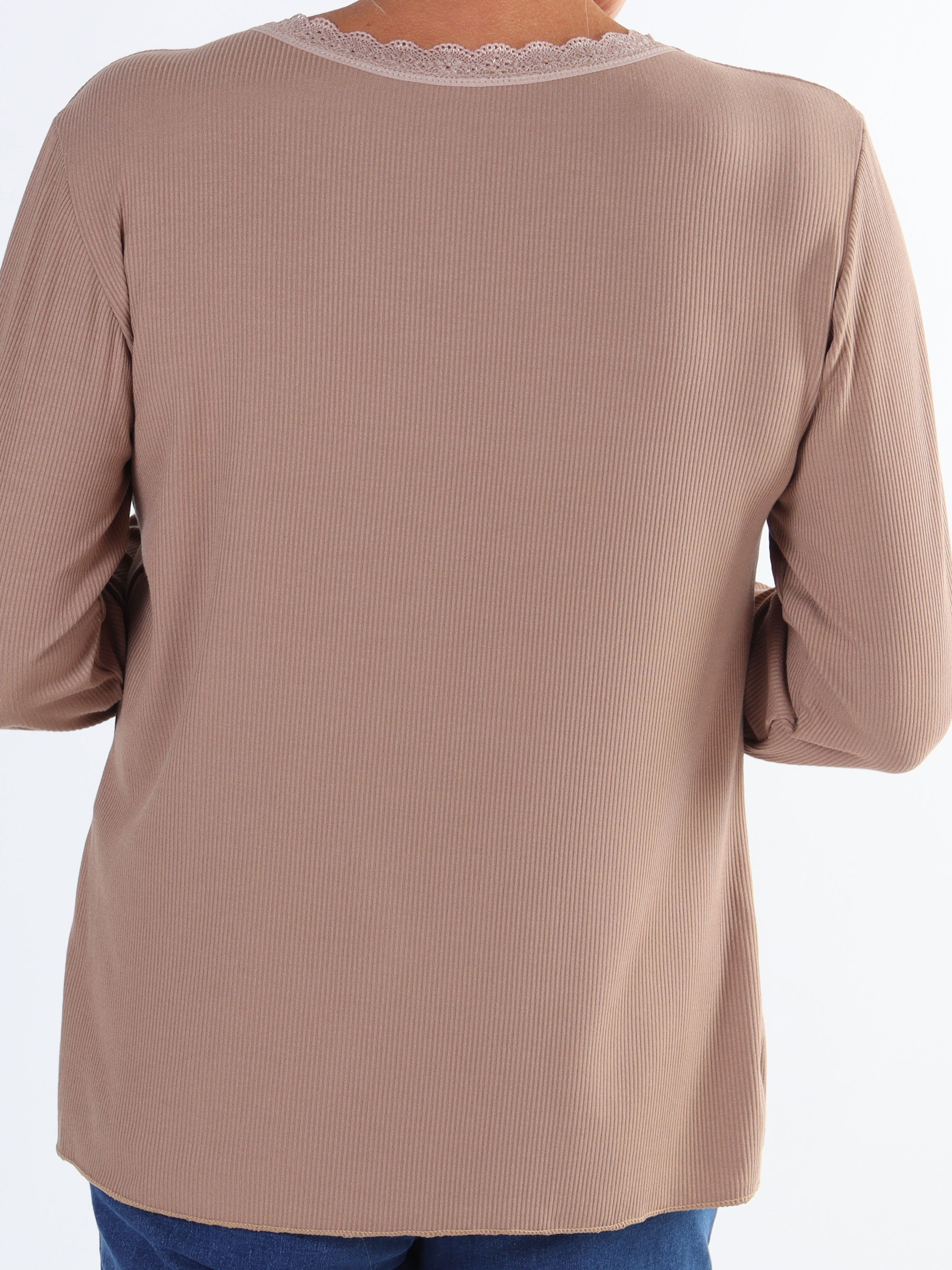 Ibina Long Sleeve - Plus size blus med veck och spetskant