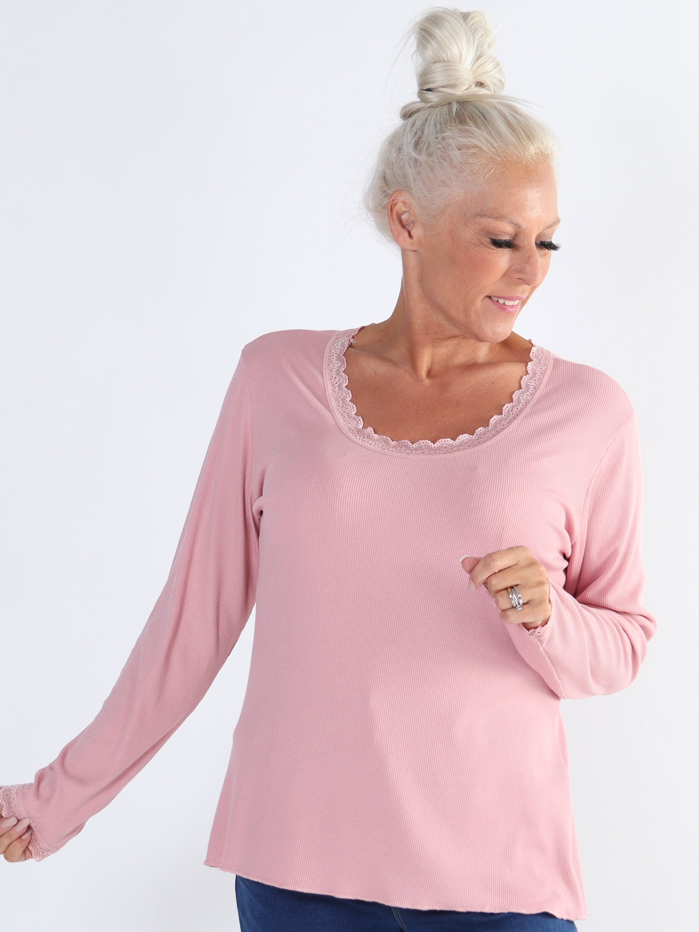 Ibina Long Sleeve - Plus size blus med veck och spetskant