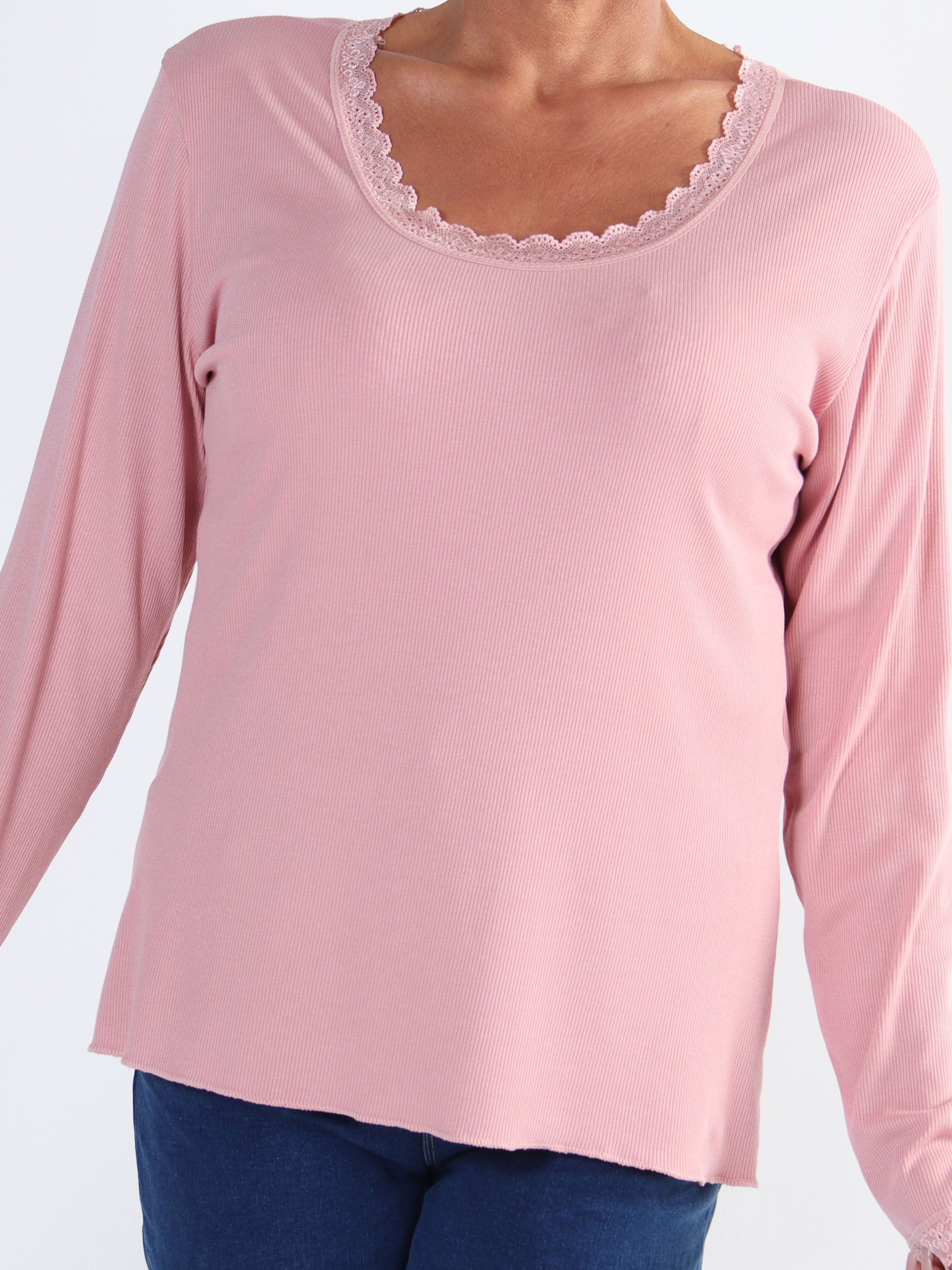 Ibina Long Sleeve - Plus size blus med veck och spetskant