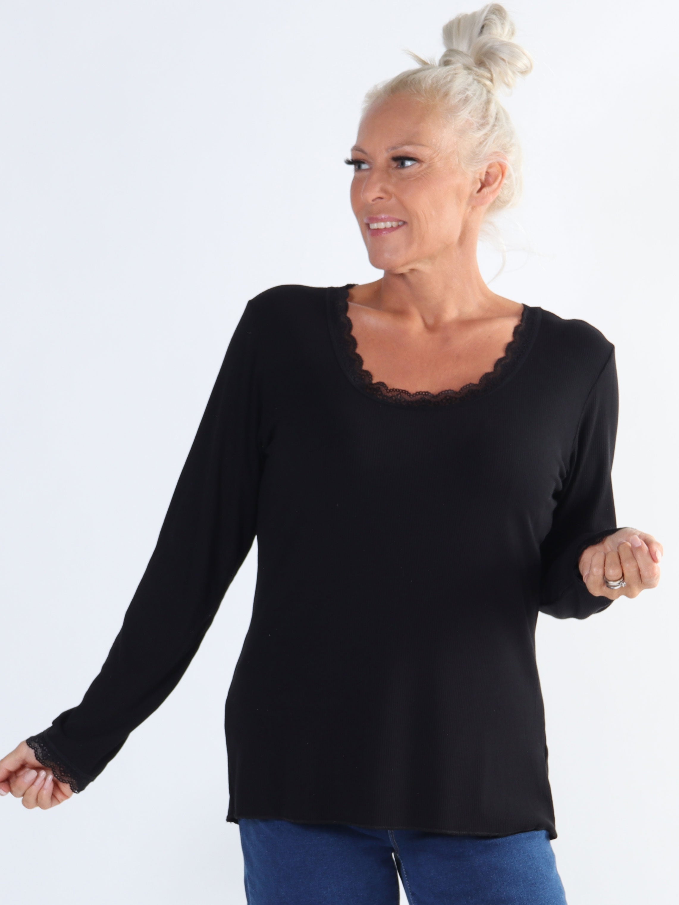 Ibina Long Sleeve - Plus size blus med veck och spetskant