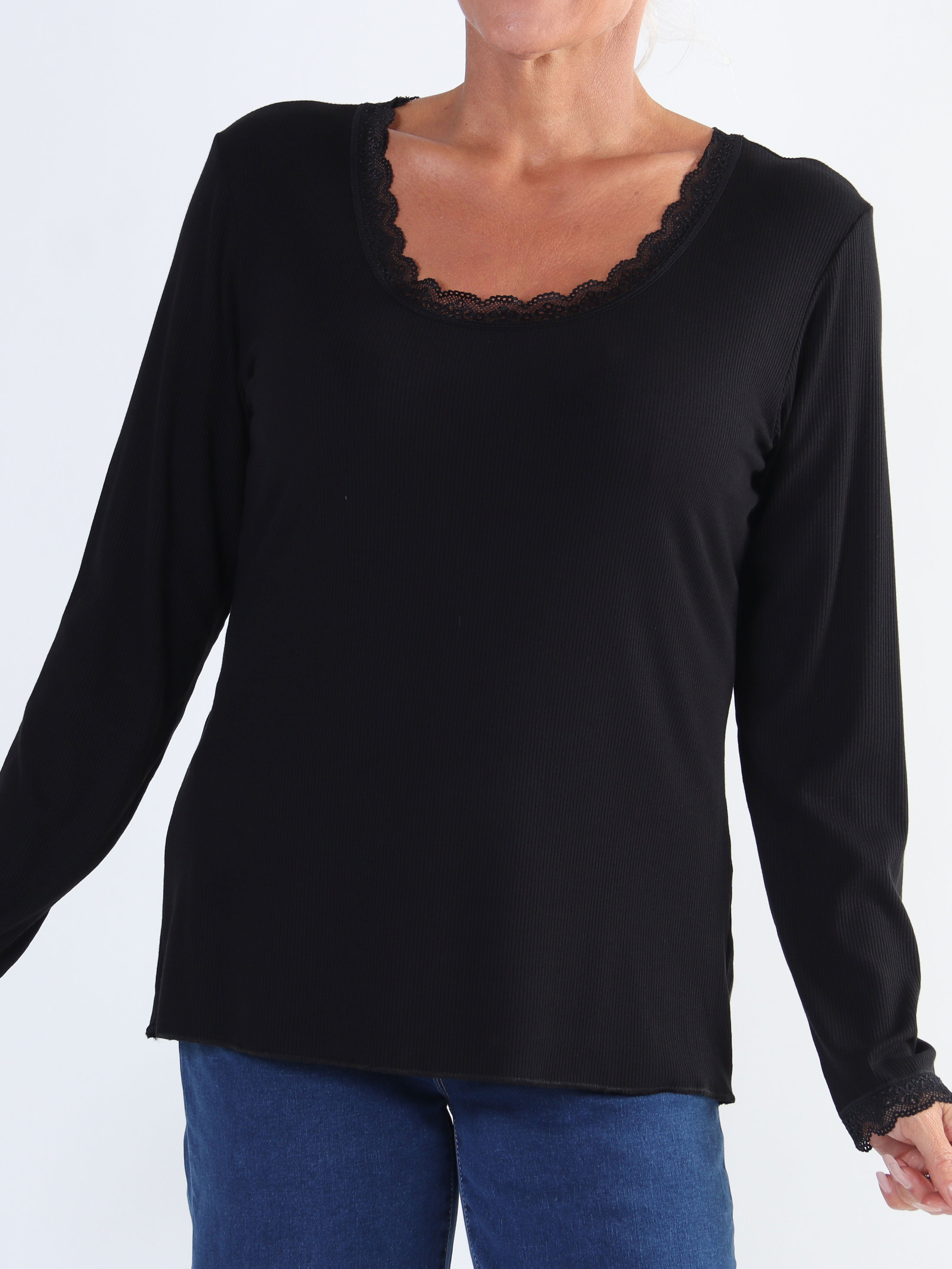 Ibina Long Sleeve - Plus size blus med veck och spetskant