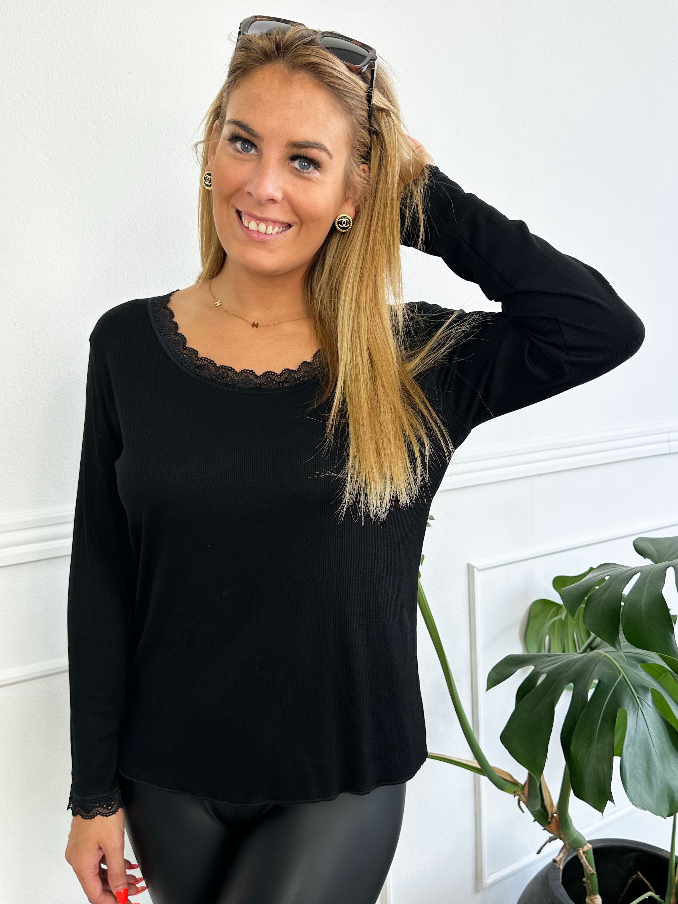 Ibina Long Sleeve - Söt blus med veck och spetskant