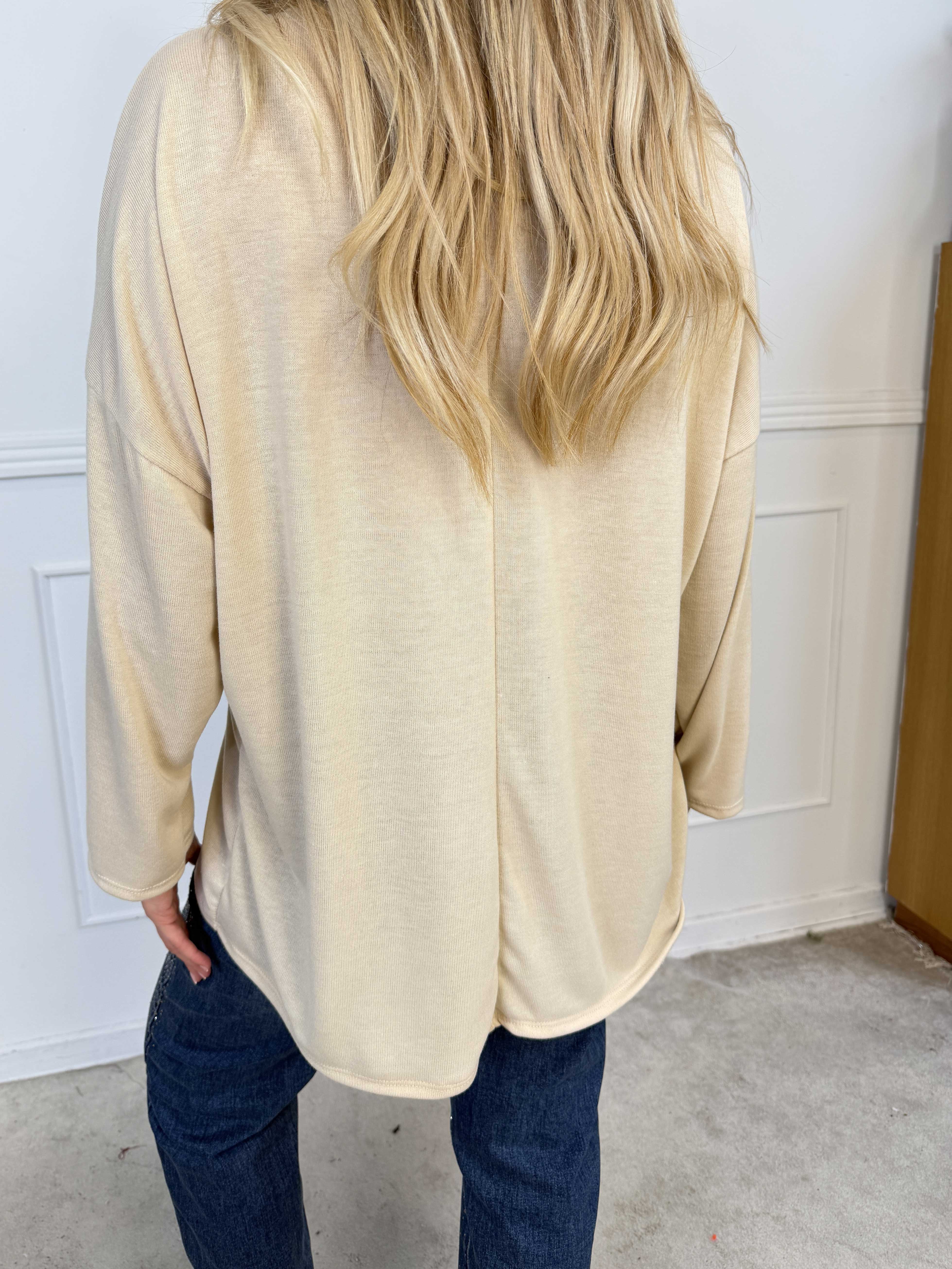 Ida - Mjuk och lätt stickad tröja i viskos med elegant hög hals och en stilren look