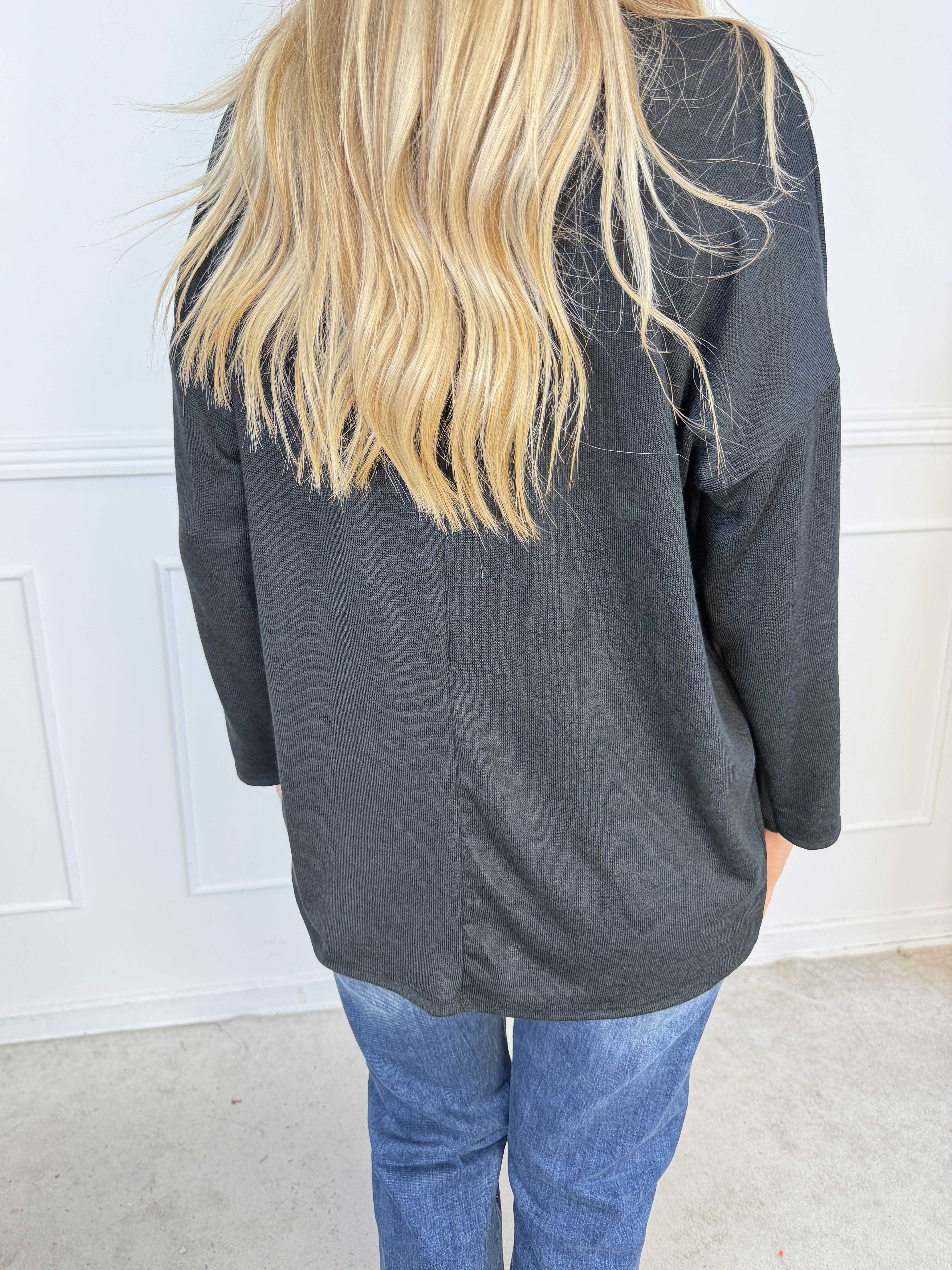 Ida - Mjuk och lätt stickad tröja i viskos med elegant hög hals och en stilren look