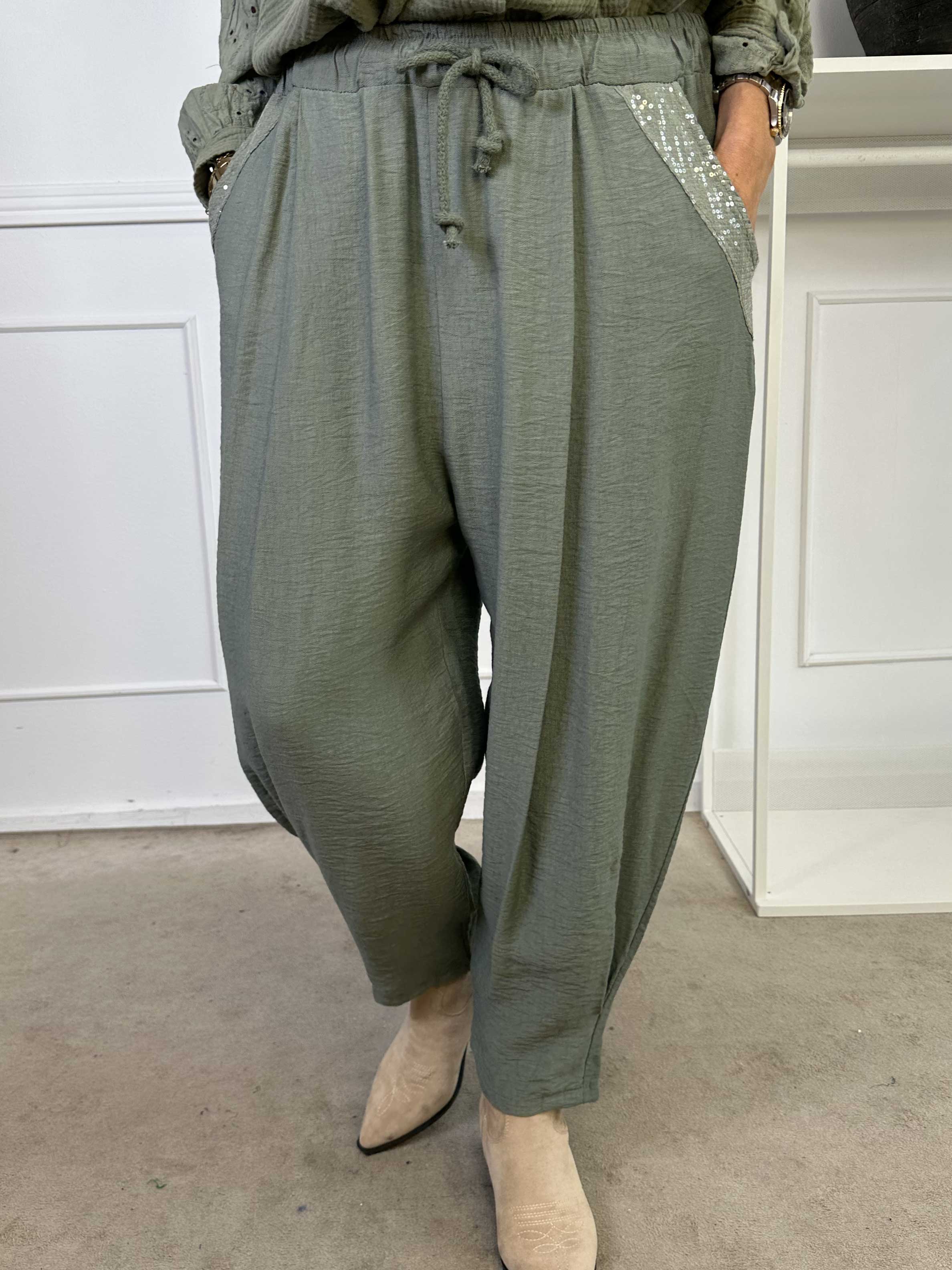 Ines - Byxor i lös viskos med paljetter på fickorna