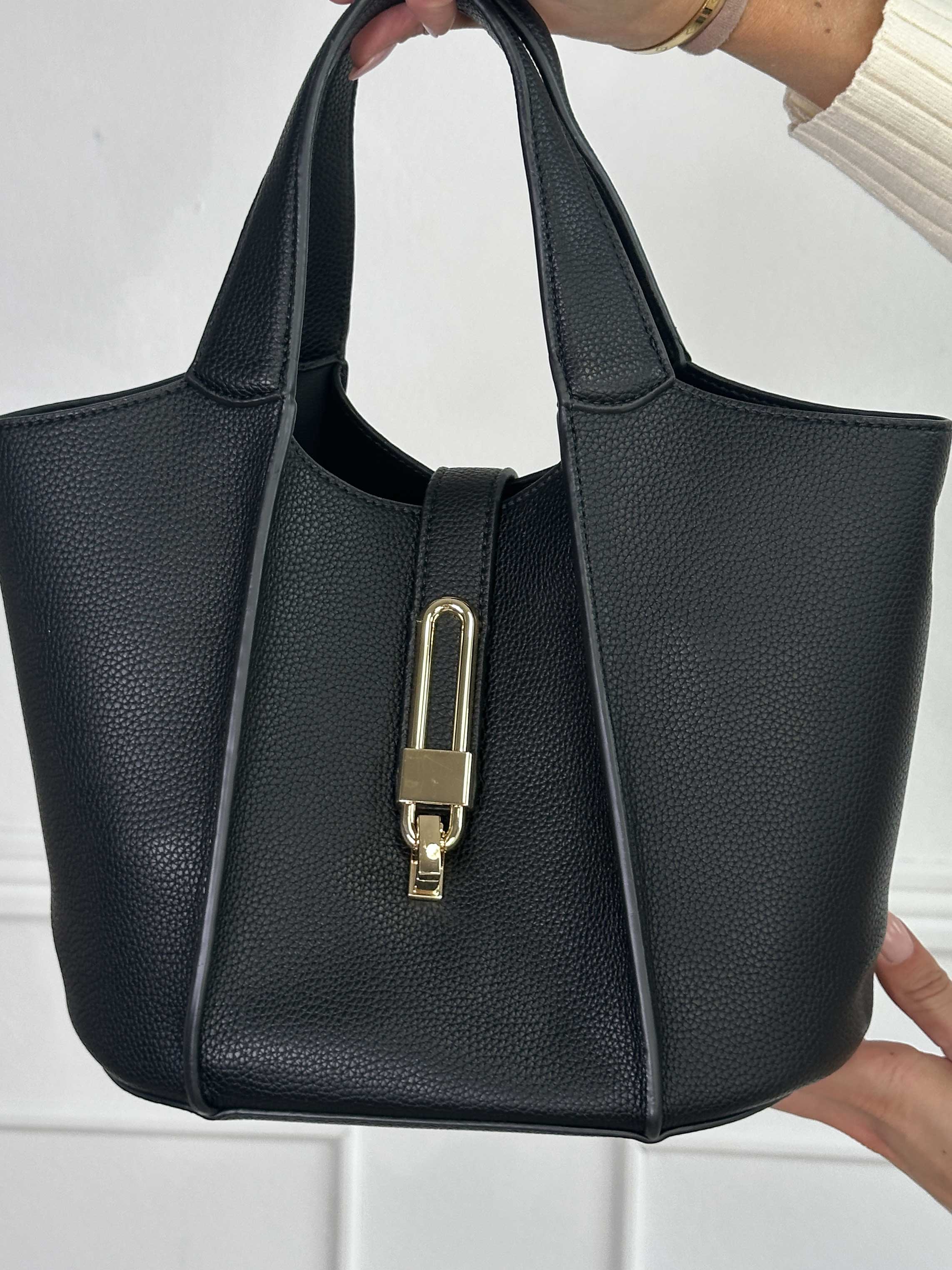 Ino - Svart bucket bag med guldspänne