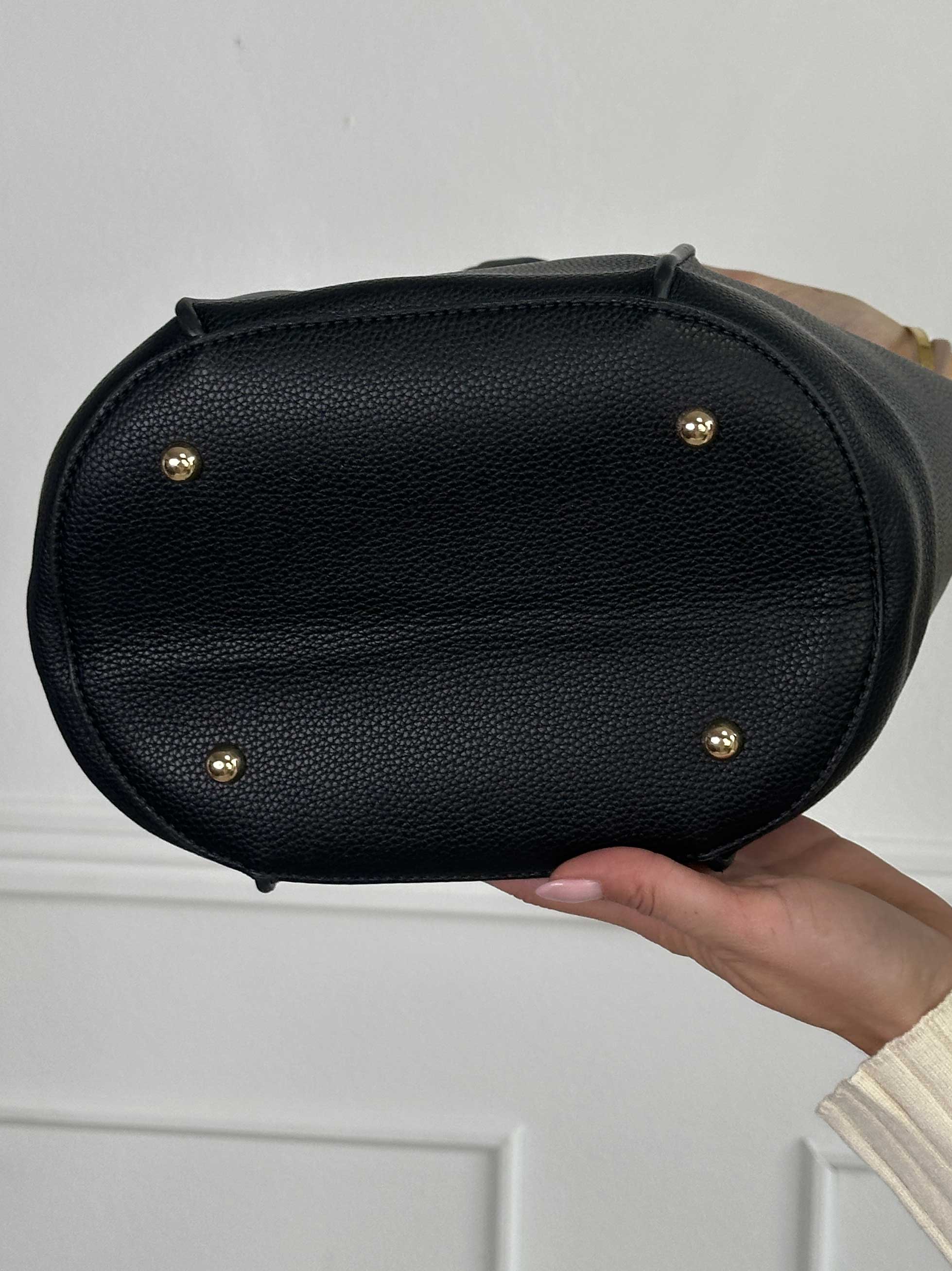 Ino - Svart bucket bag med guldspänne