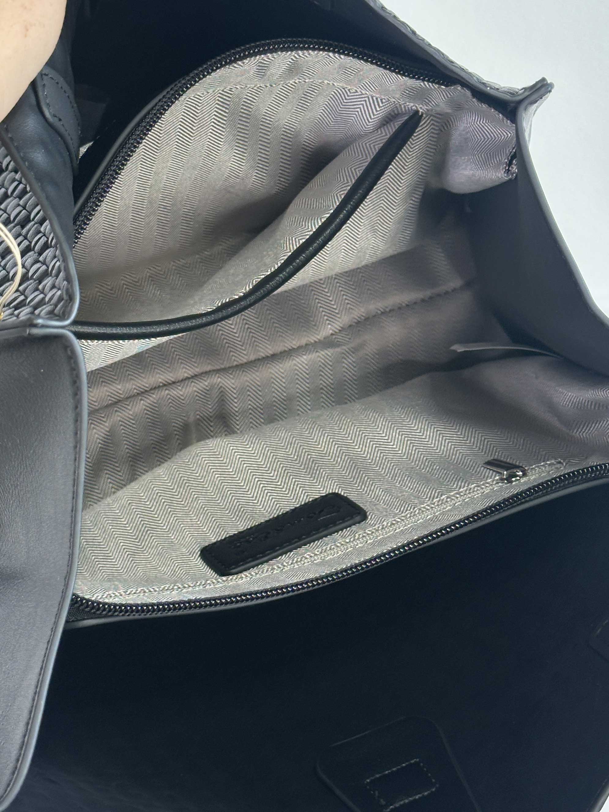 Ino - Svart bucket bag med guldspänne