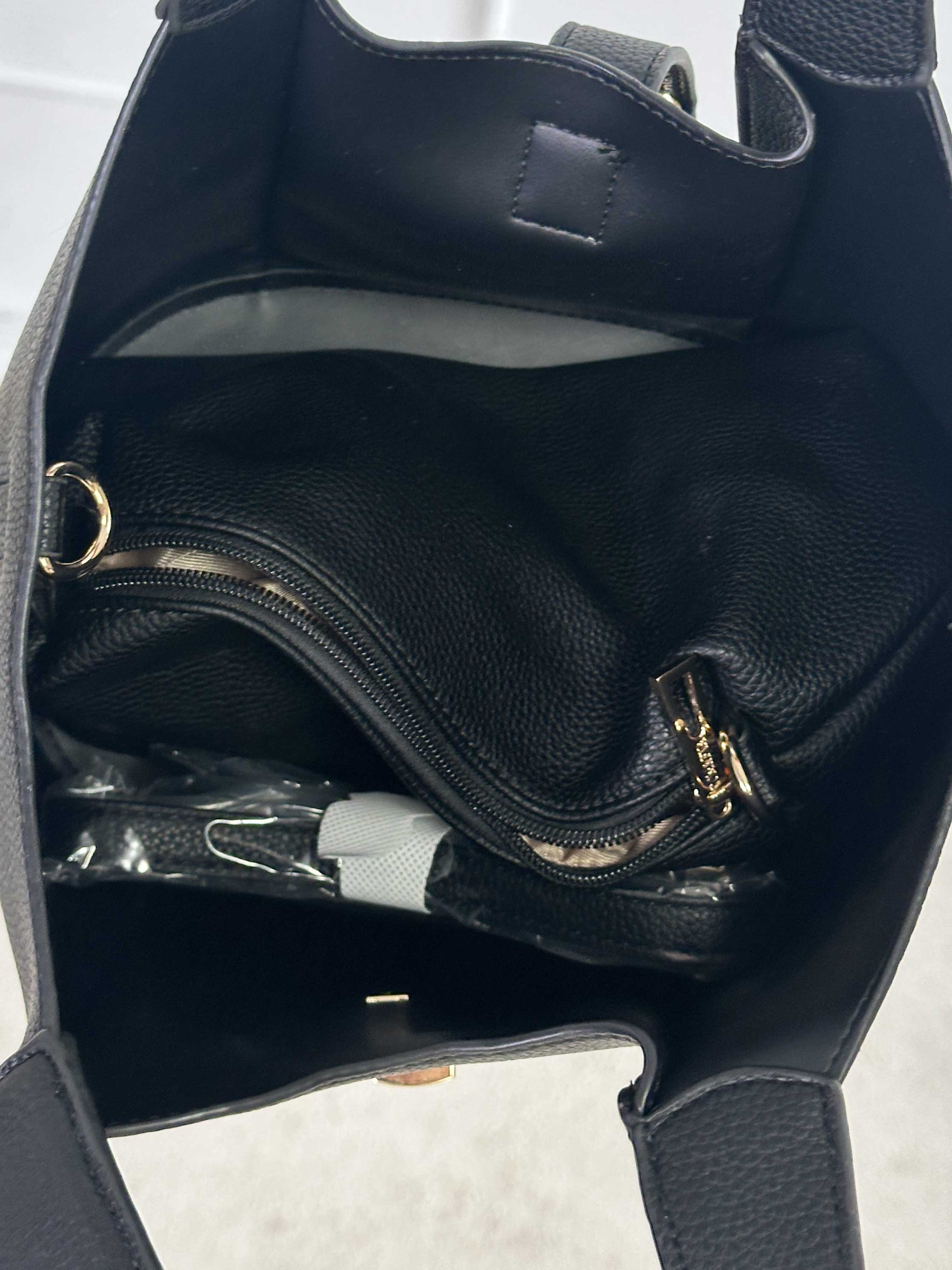 Ino - Svart bucket bag med guldspänne