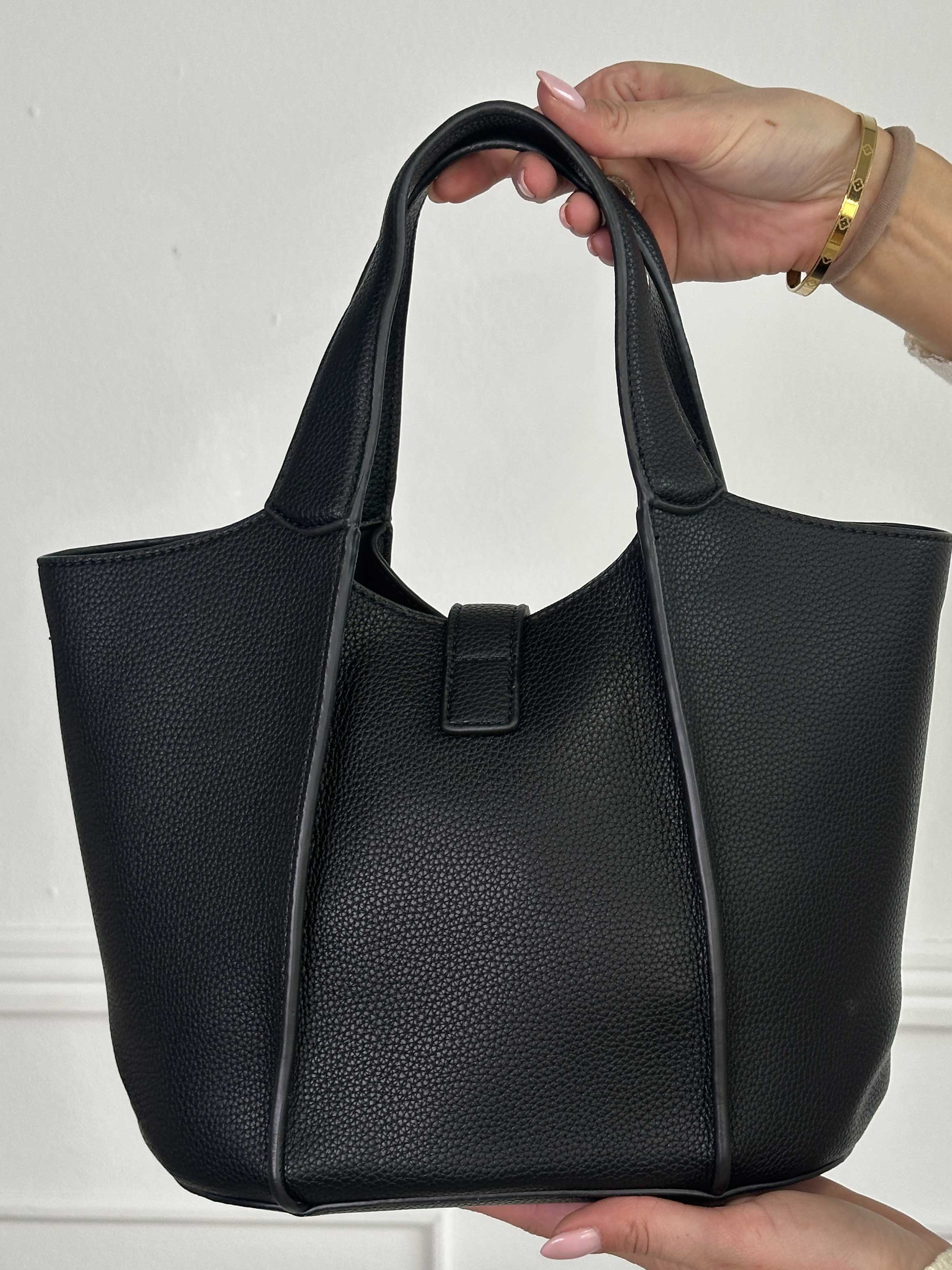 Ino - Svart bucket bag med guldspänne