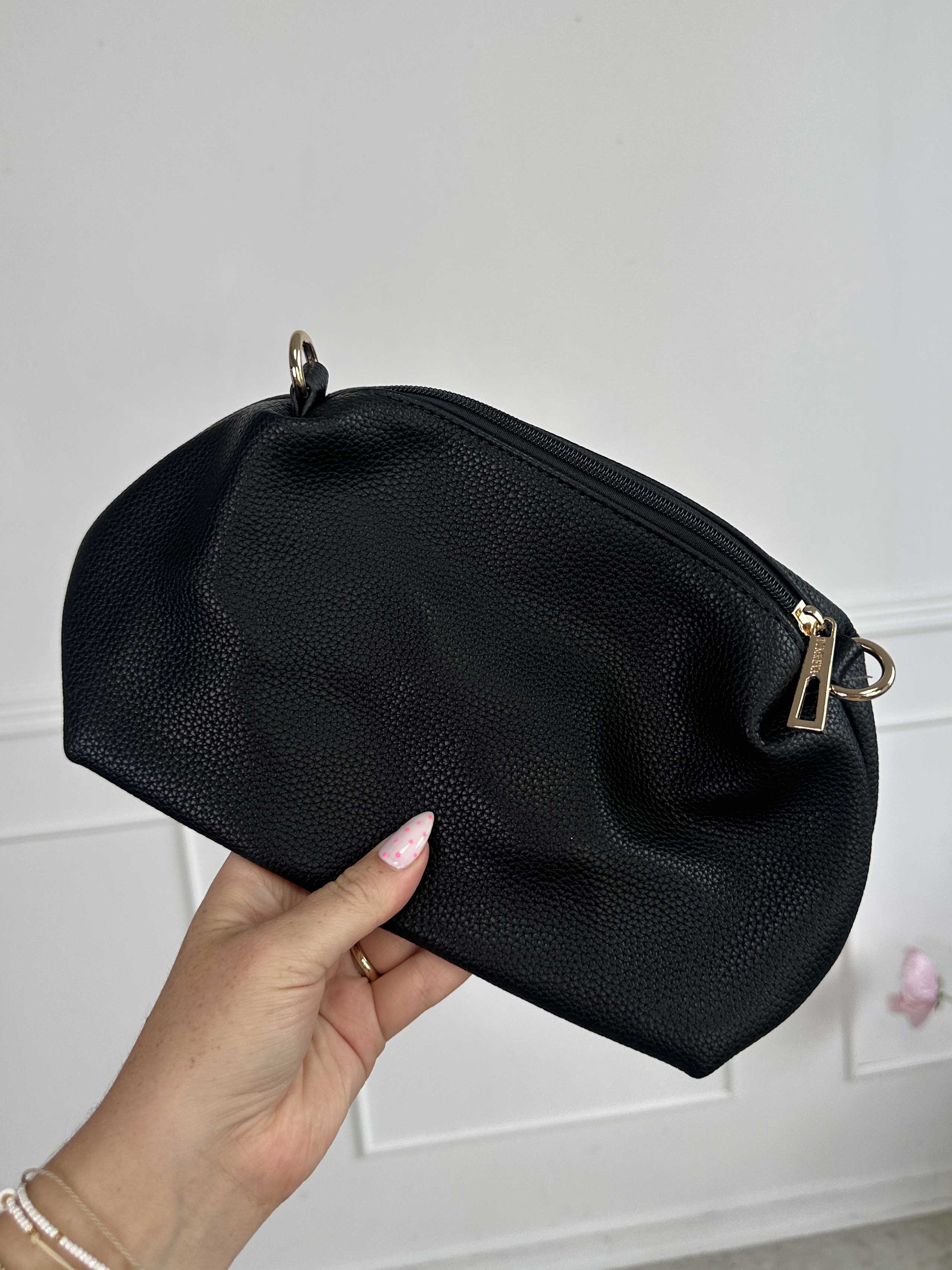 Ino - Svart bucket bag med guldspänne