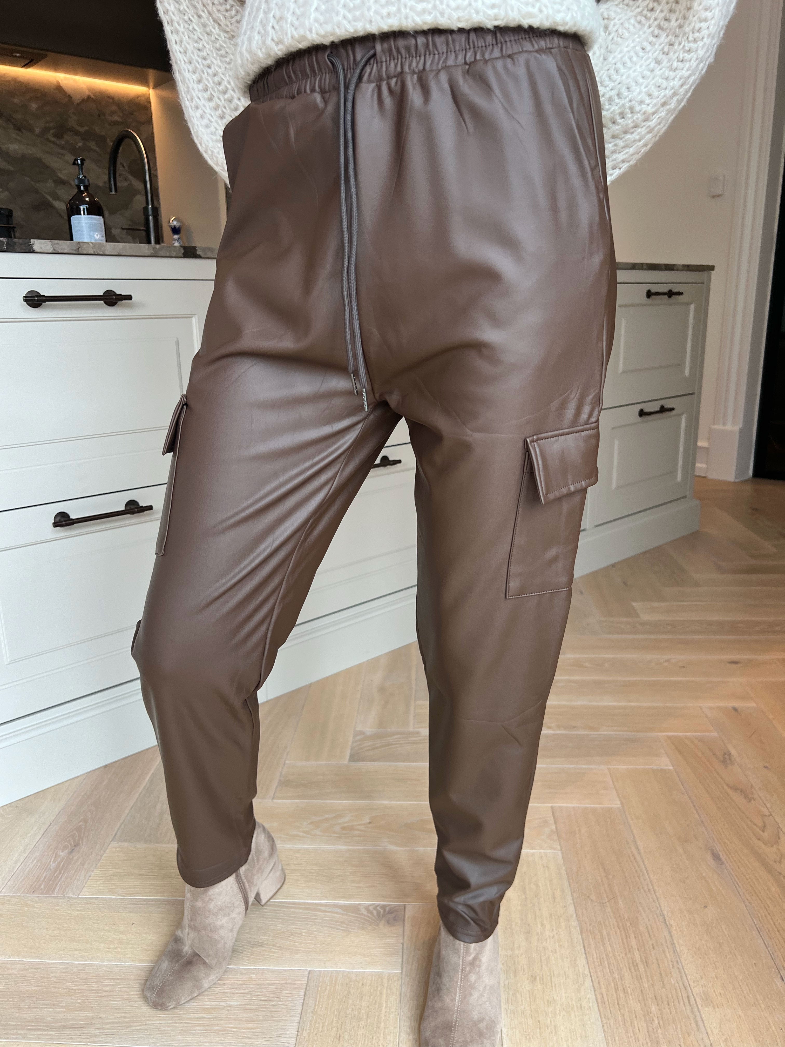 Ivy - Cool bukser i læderlook med praktiske lommer på siden af benene