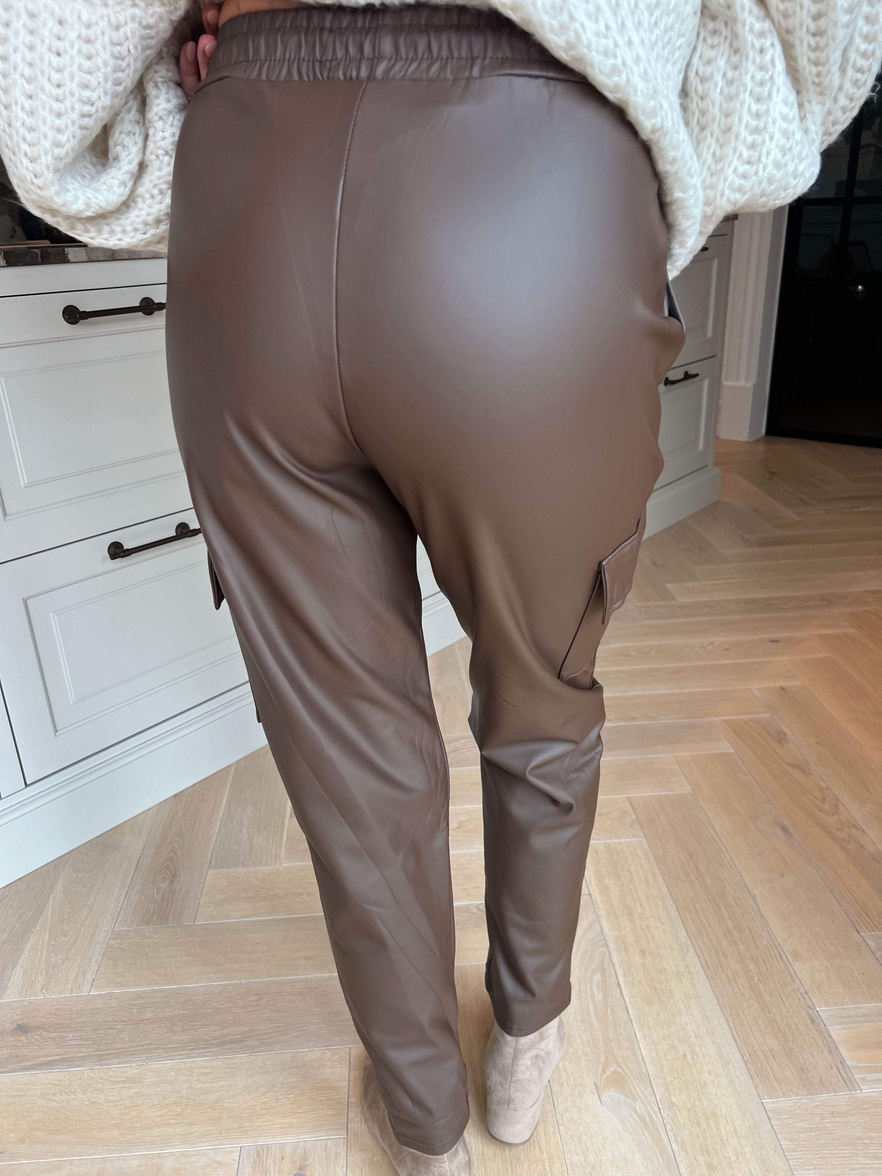 Ivy - Cool bukser i læderlook med praktiske lommer på siden af benene
