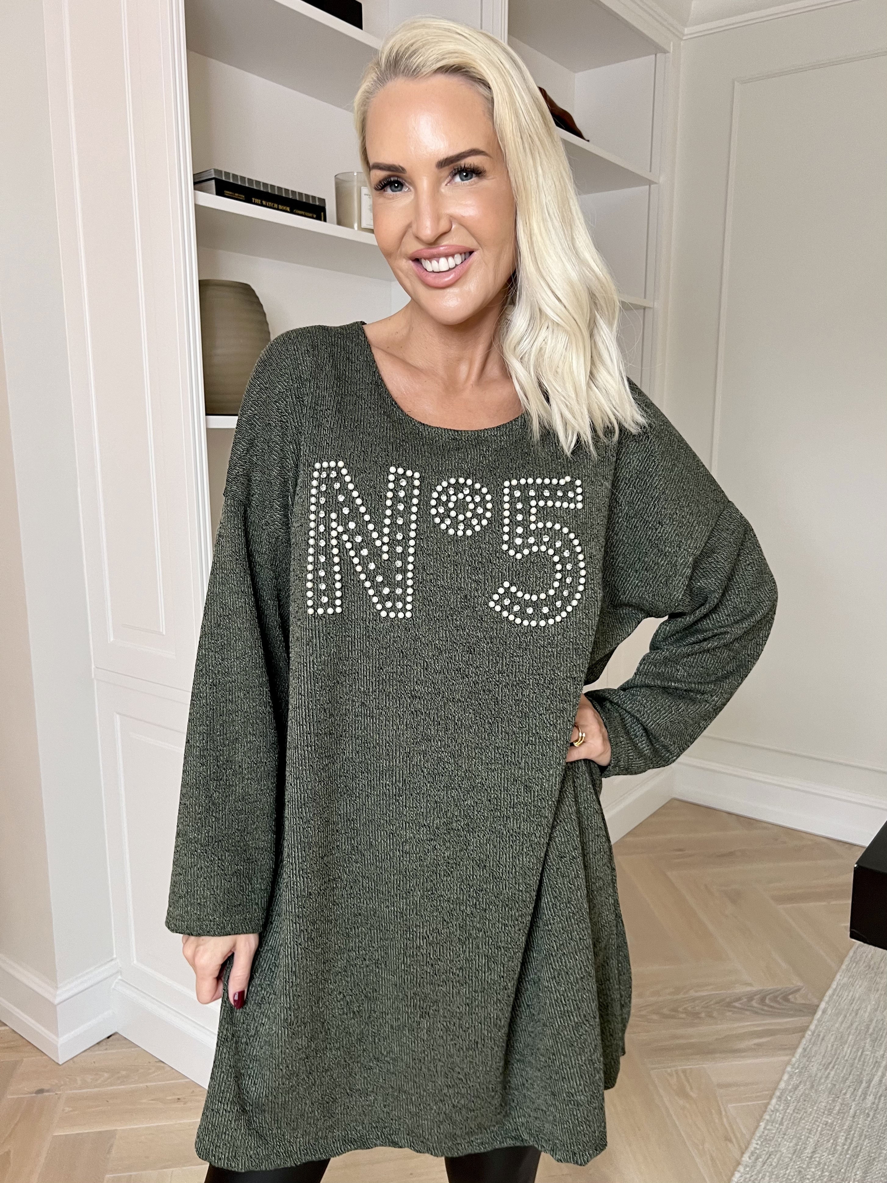 Jana - Blød og let strikkjole med similisten og perler på brystet