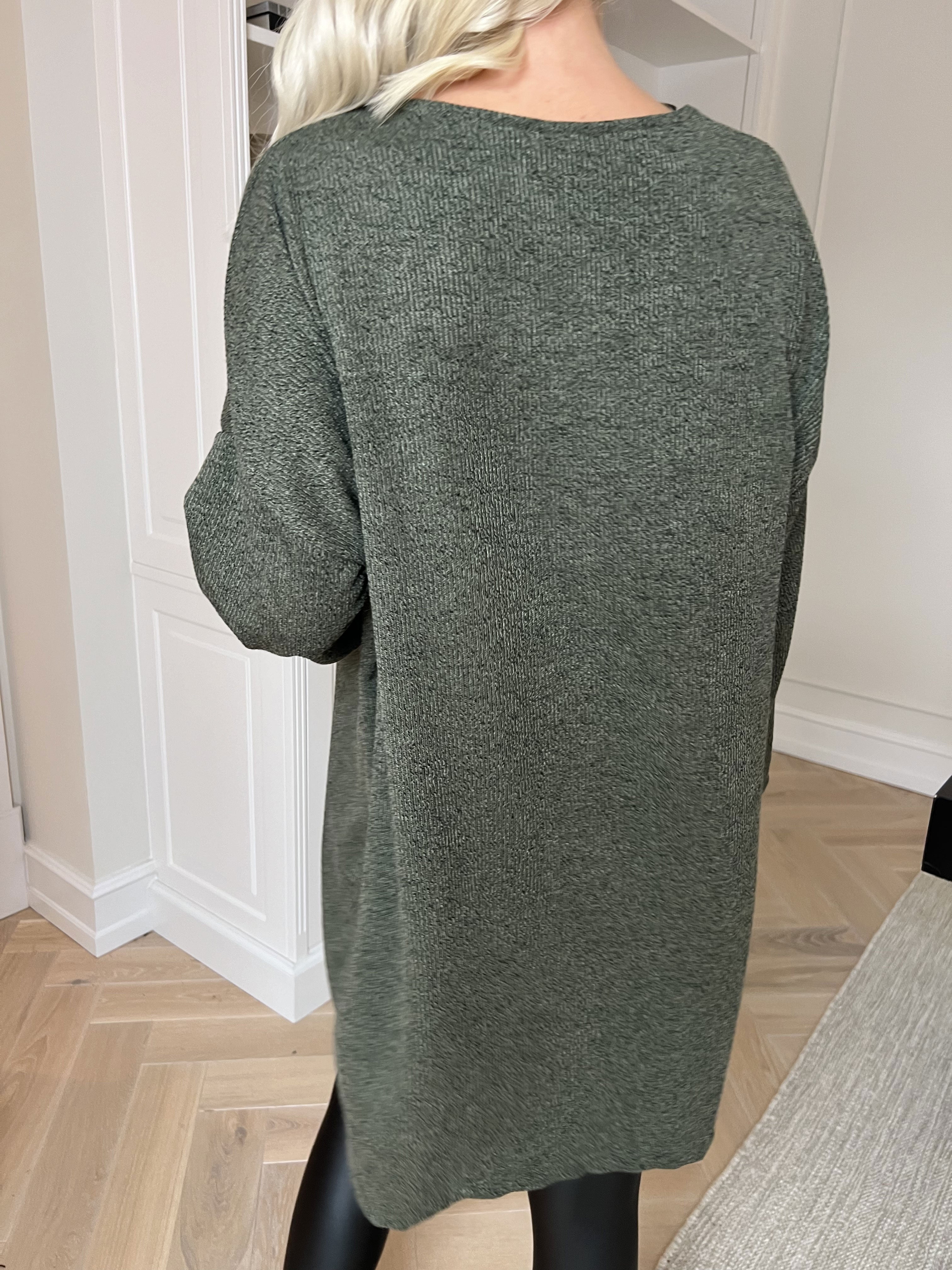 Jana - Blød og let strikkjole med similisten og perler på brystet