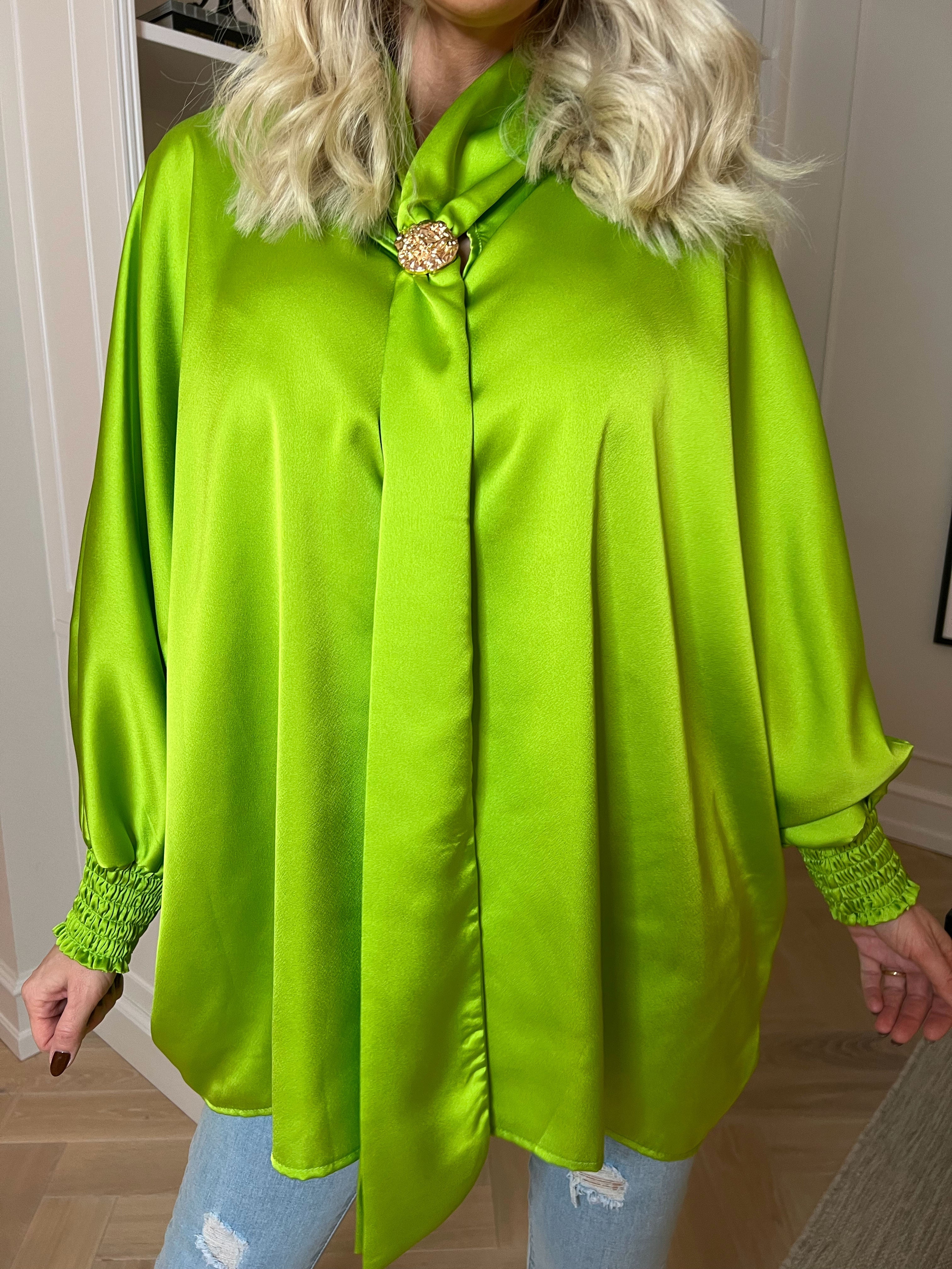 Janai - Sød tunika i silkelook med guld broche