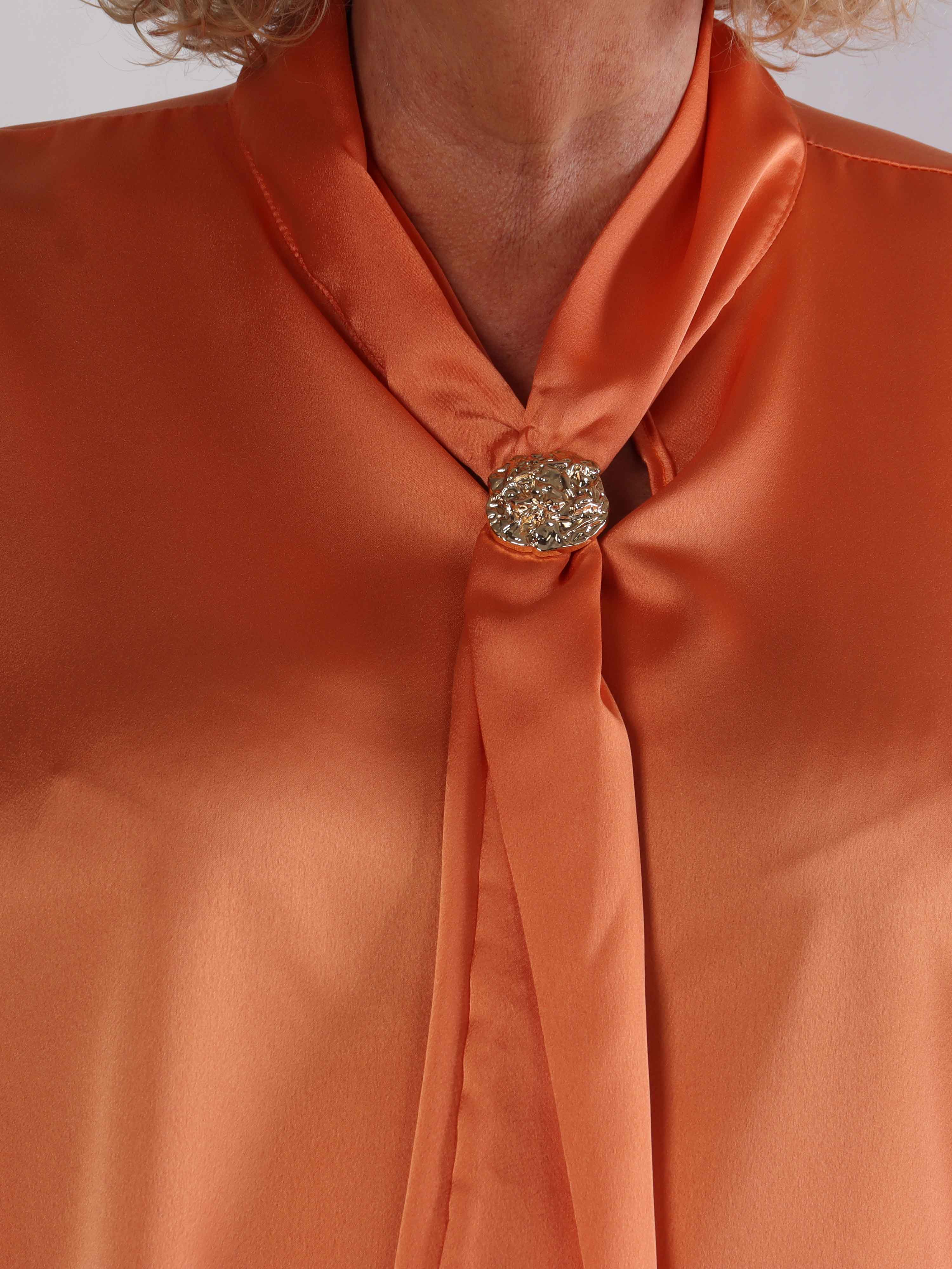 Janai - Sød plus size tunika i silkelook med guld broche