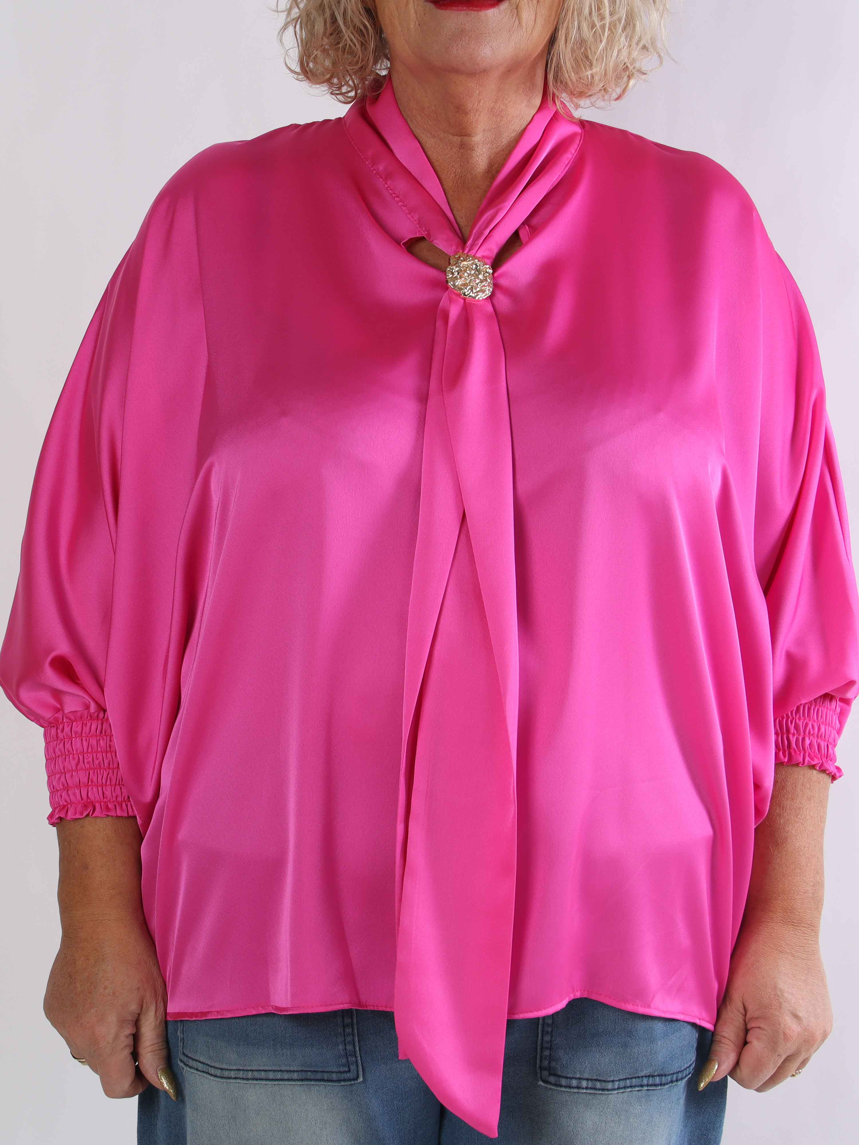 Janai - Sød plus size tunika i silkelook med guld broche