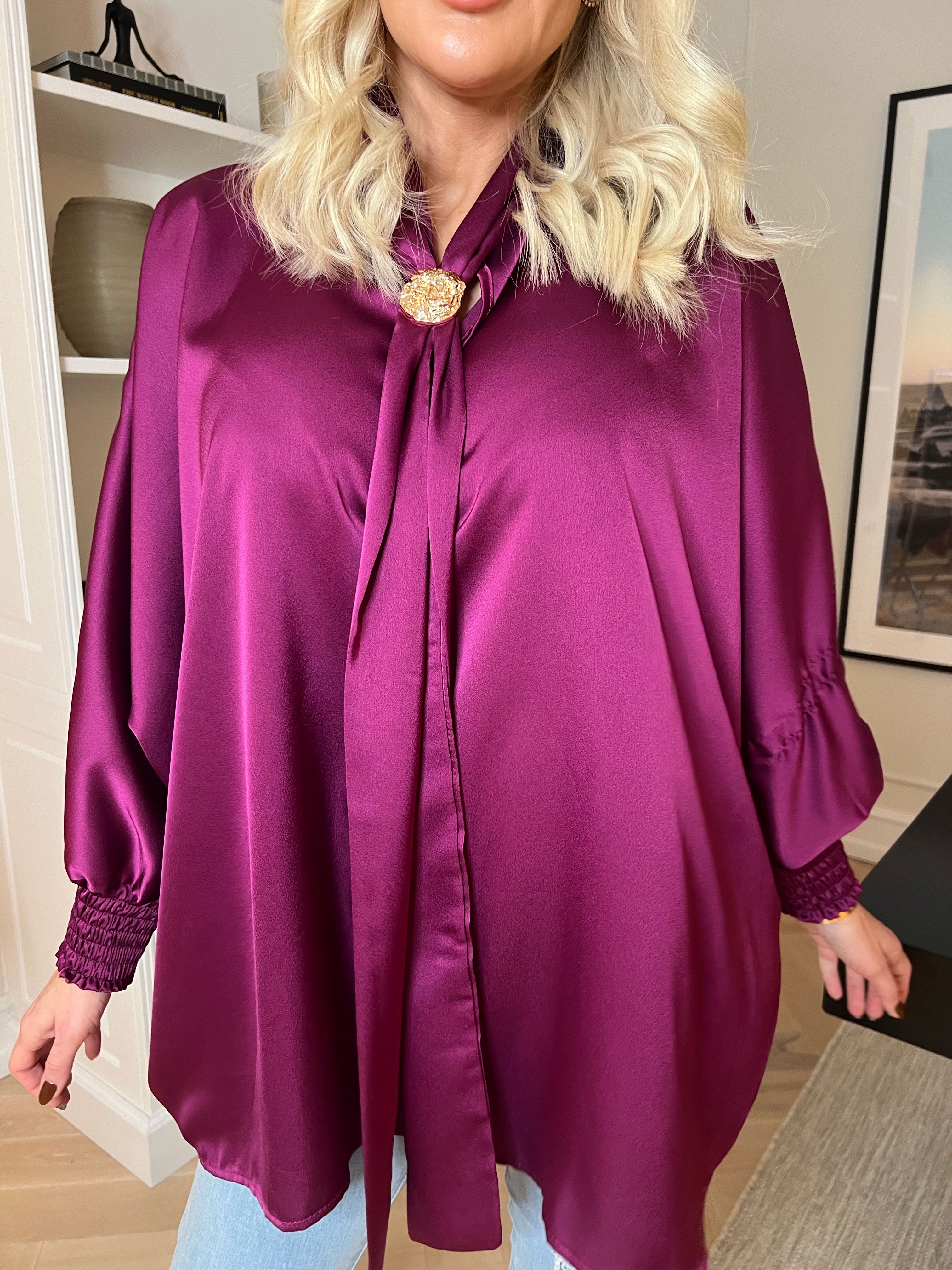 Janai - Sød tunika i silkelook med guld broche