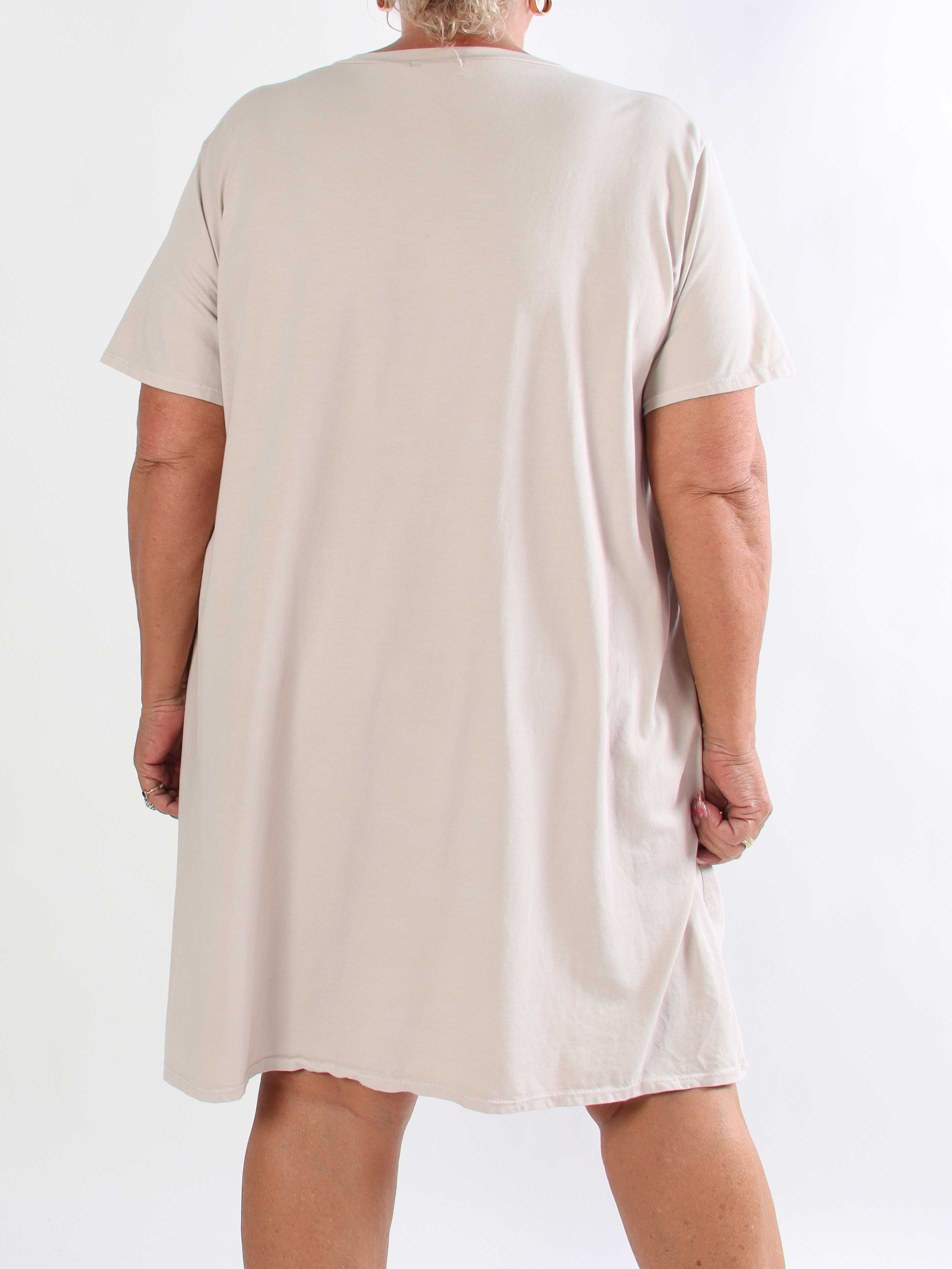 Janina - Blød plus size t-shirtkjole i bomuld med palme på maven