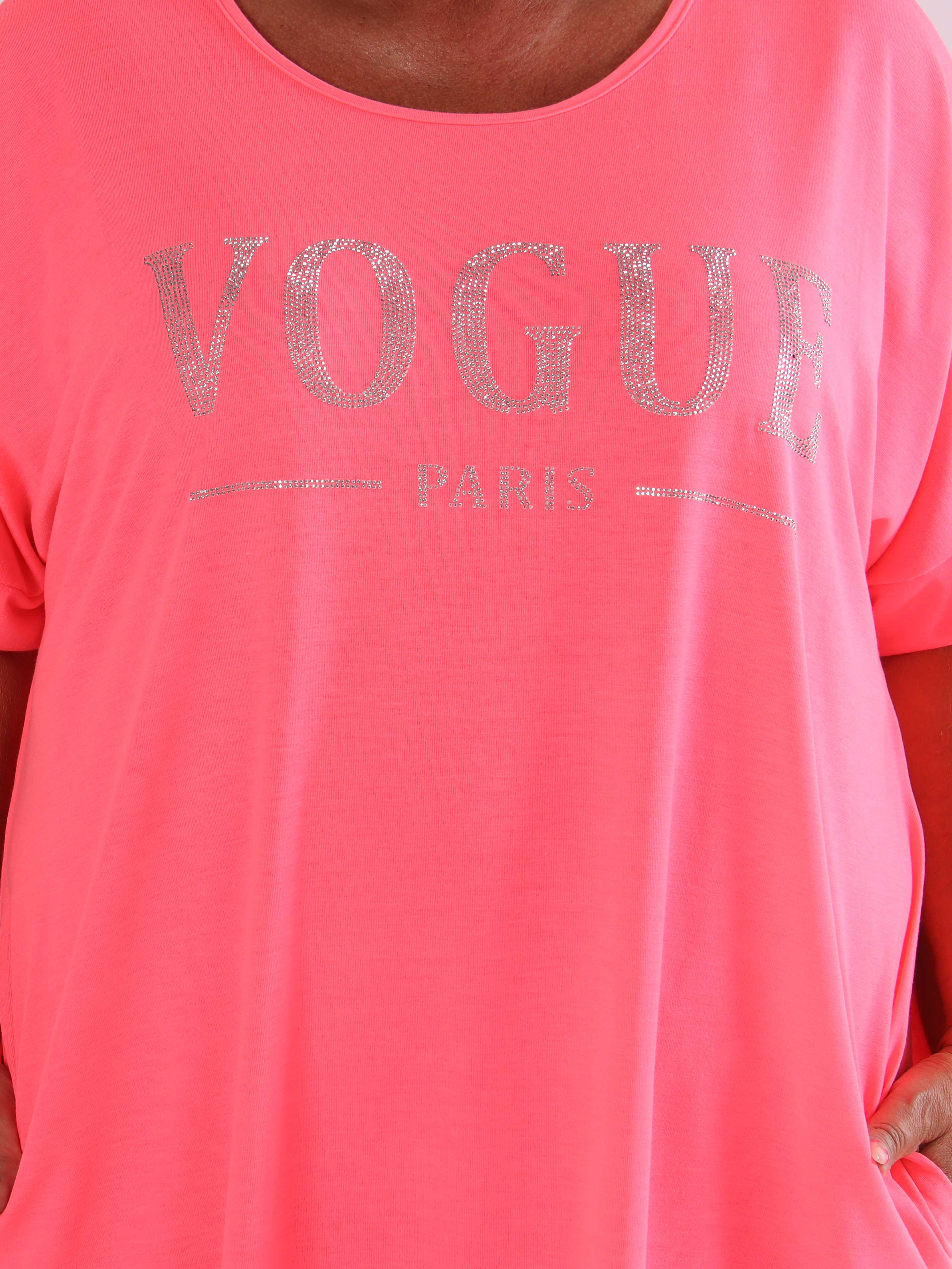 Berna - Plus size t-shirtkjole i bomuld med lommer og glimtende “VOGUE”-detalje
