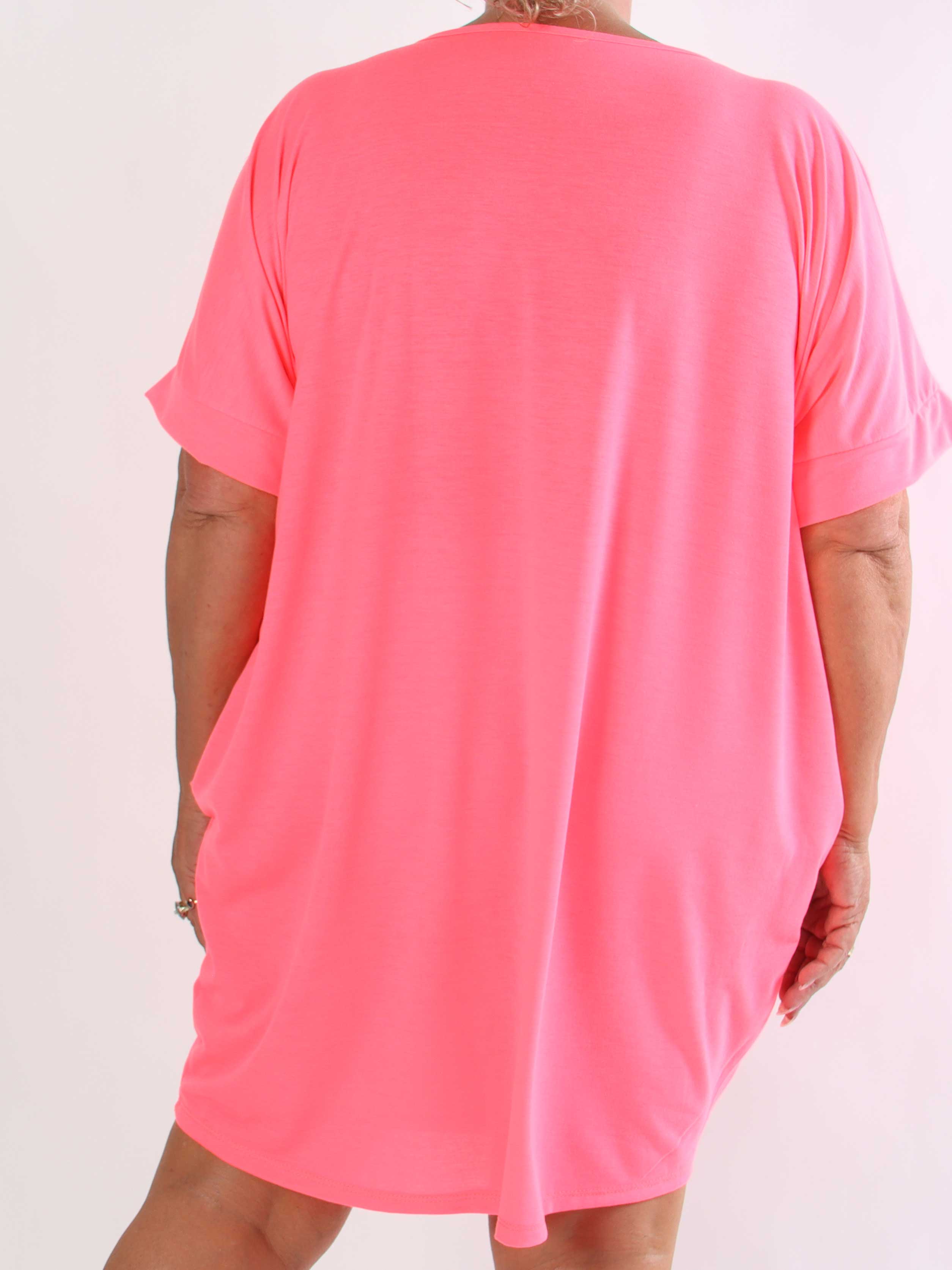 Berna - Plus size t-shirtkjole i bomuld med lommer og glimtende “VOGUE”-detalje