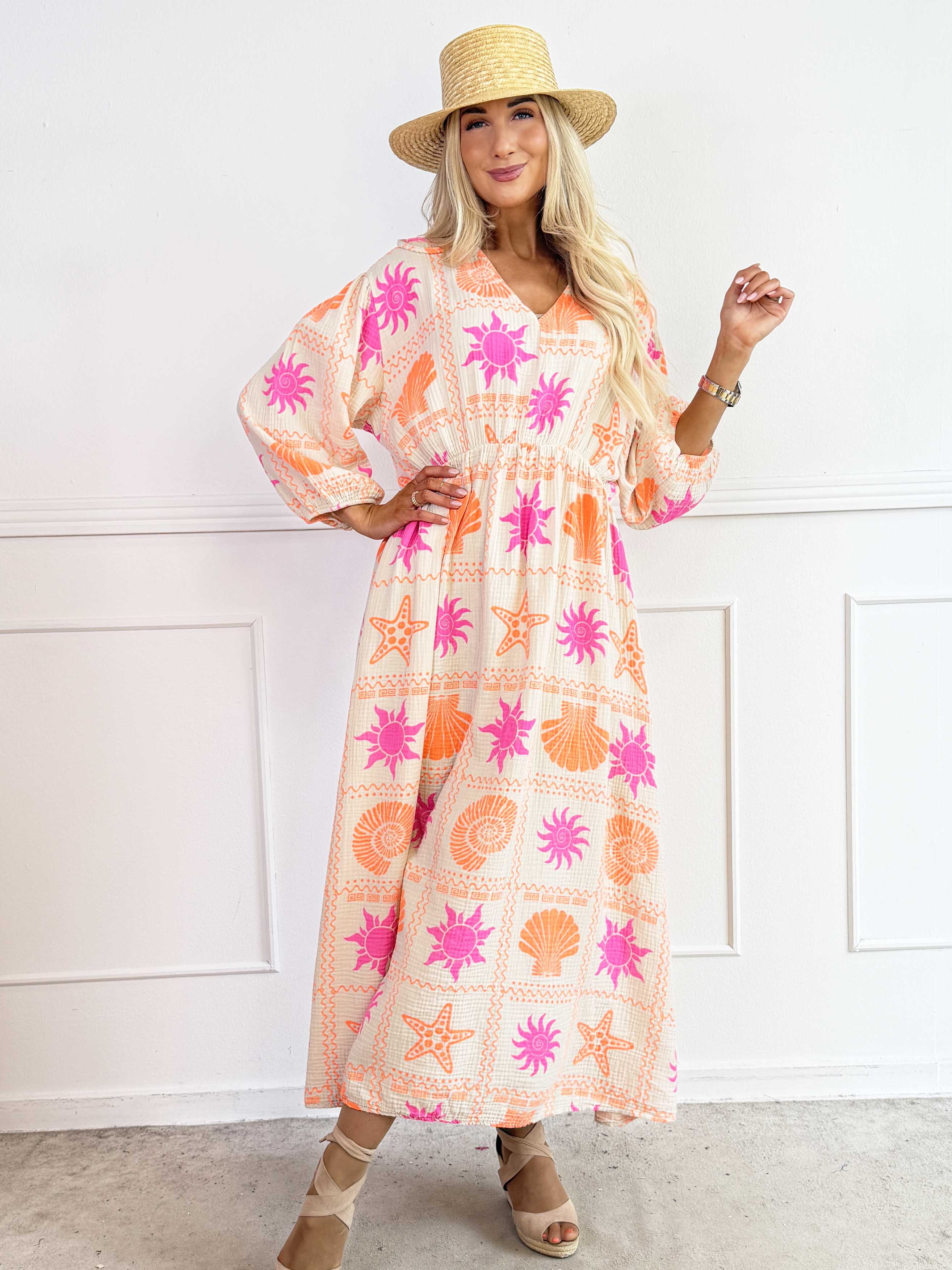 Jasmin - Lång plus size klänning i mjukt muslintyg med färgglada motiv