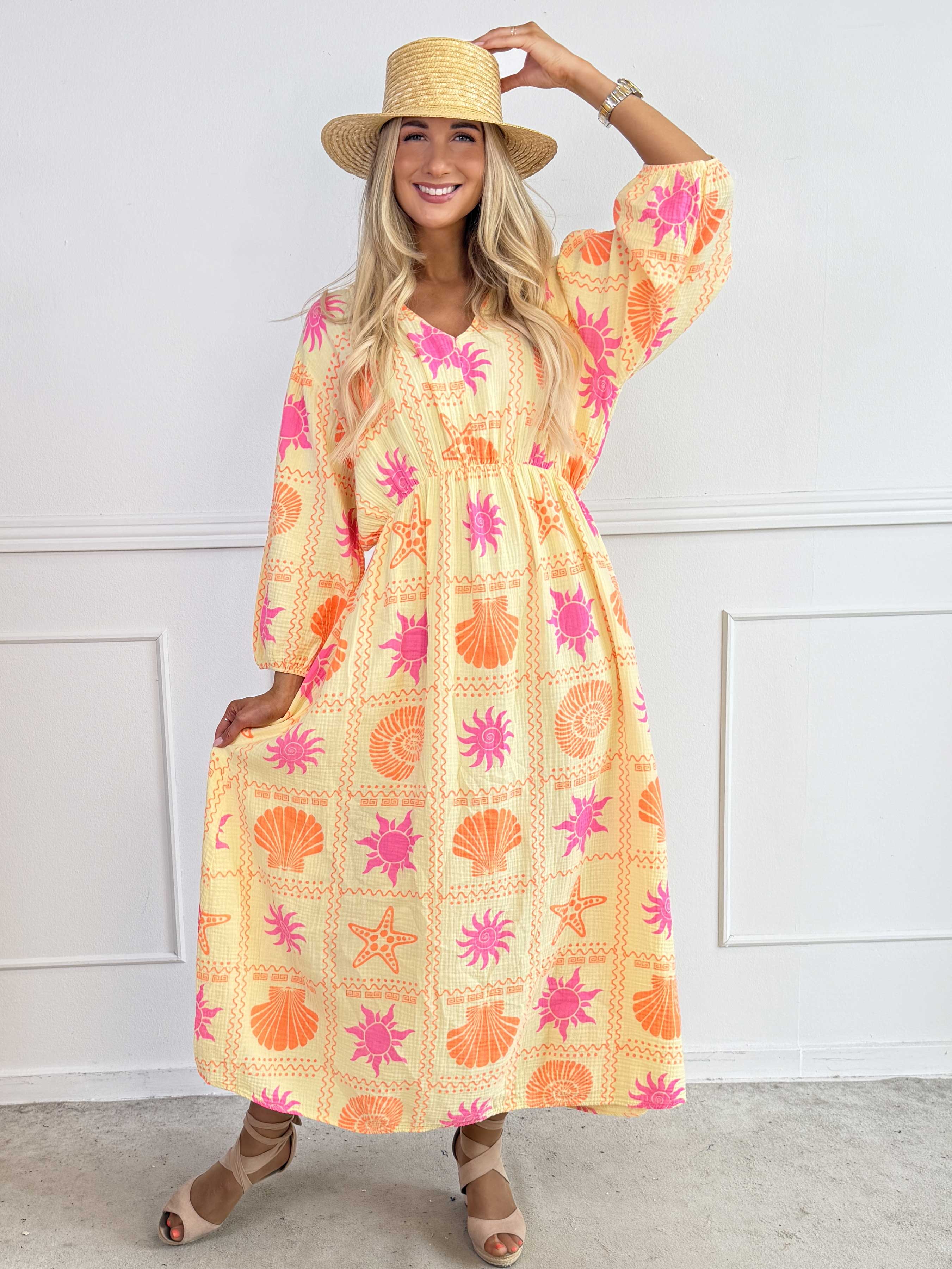 Jasmin - Lång plus size klänning i mjukt muslintyg med färgglada motiv