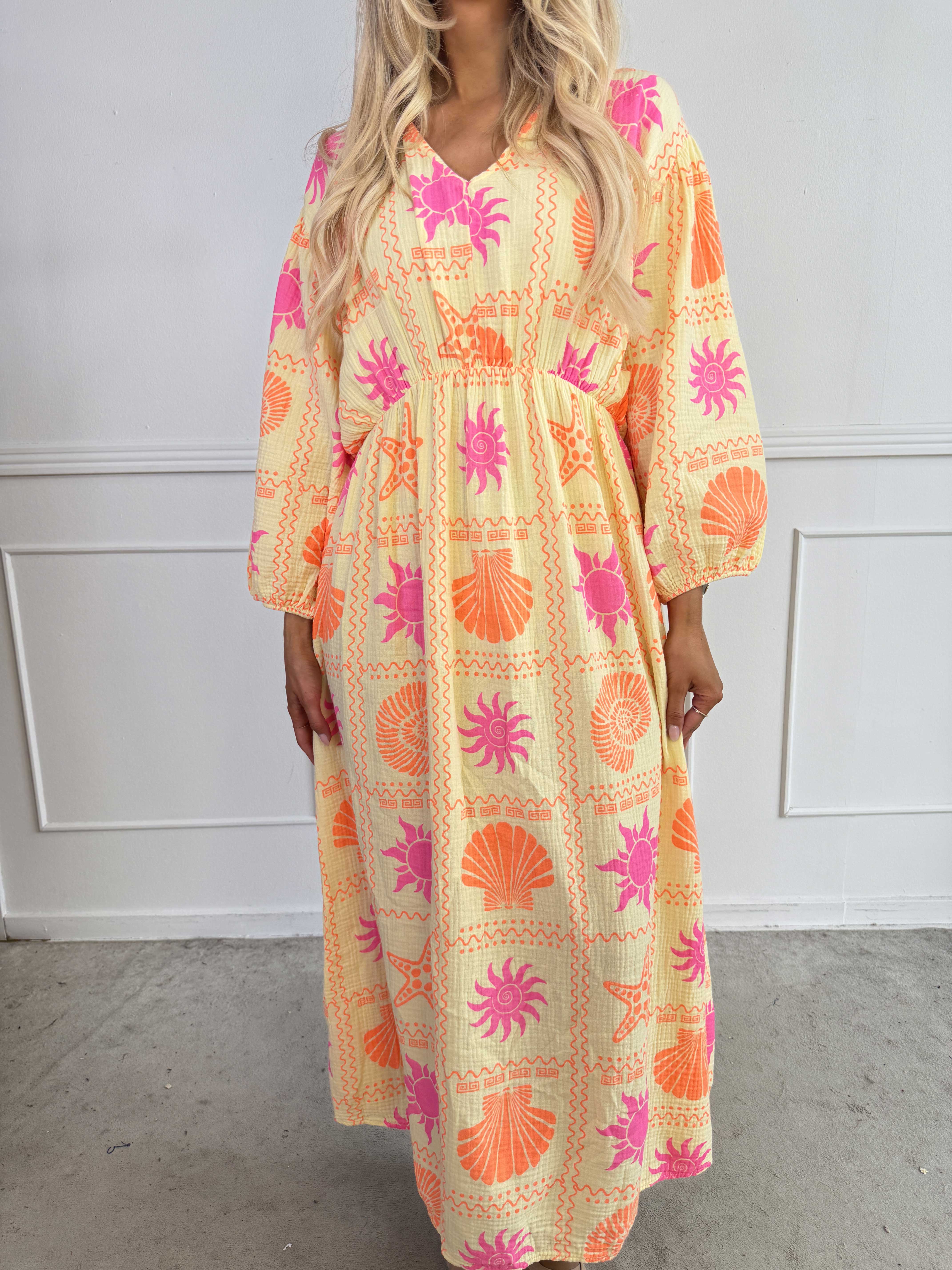 Jasmin - Lång plus size klänning i mjukt muslintyg med färgglada motiv
