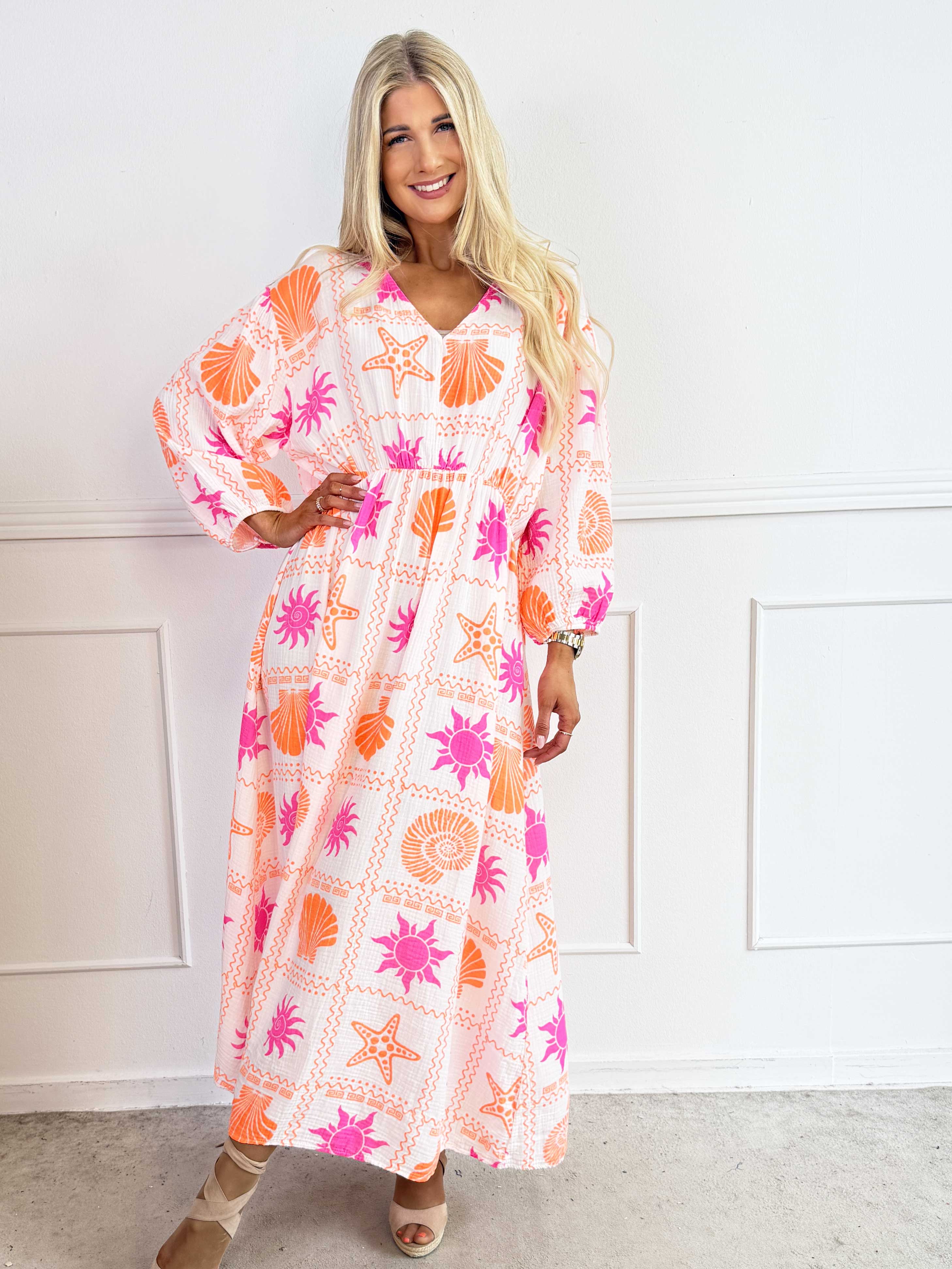 Jasmin - Lång plus size klänning i mjukt muslintyg med färgglada motiv