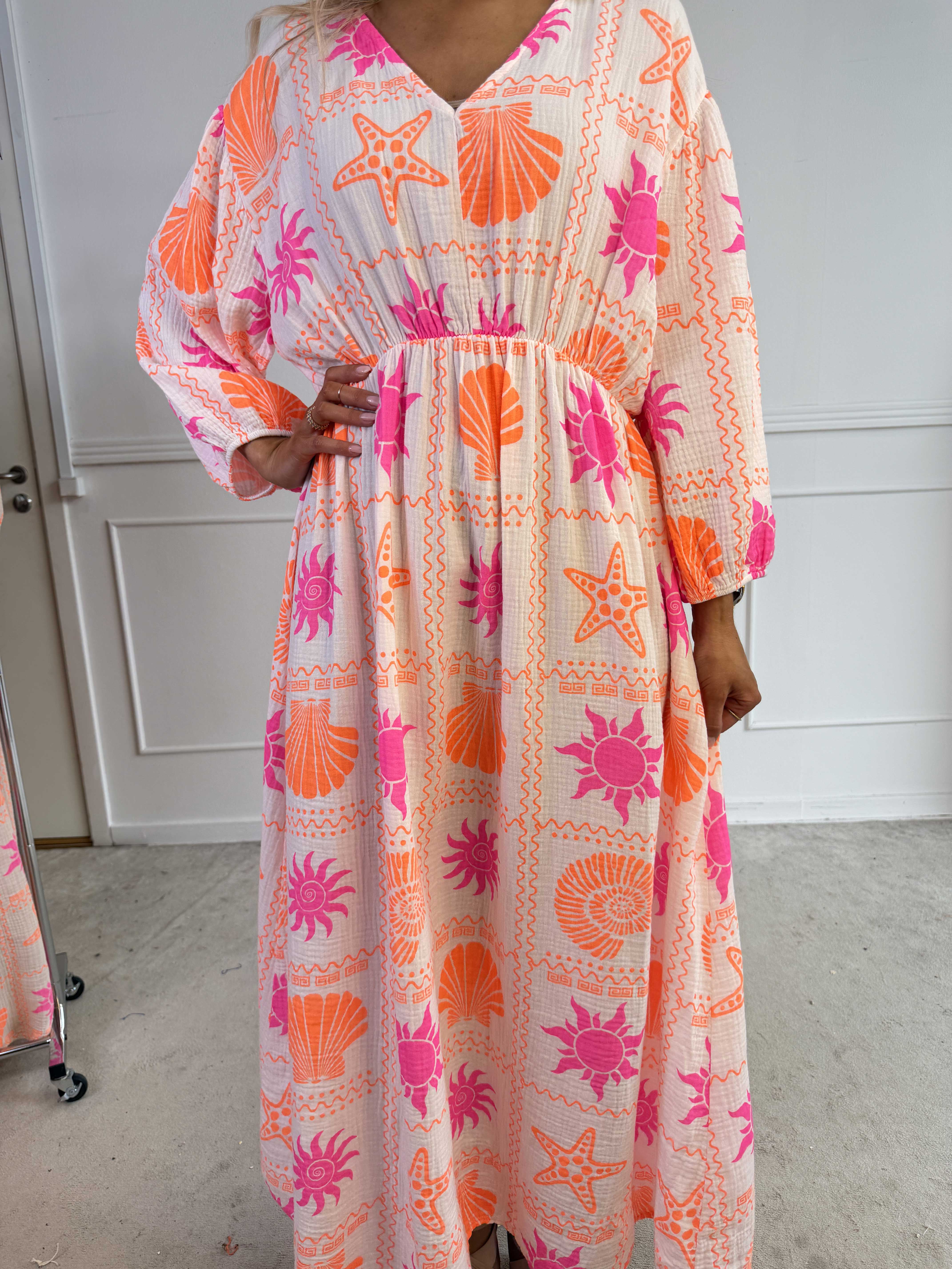 Jasmin - Lång plus size klänning i mjukt muslintyg med färgglada motiv