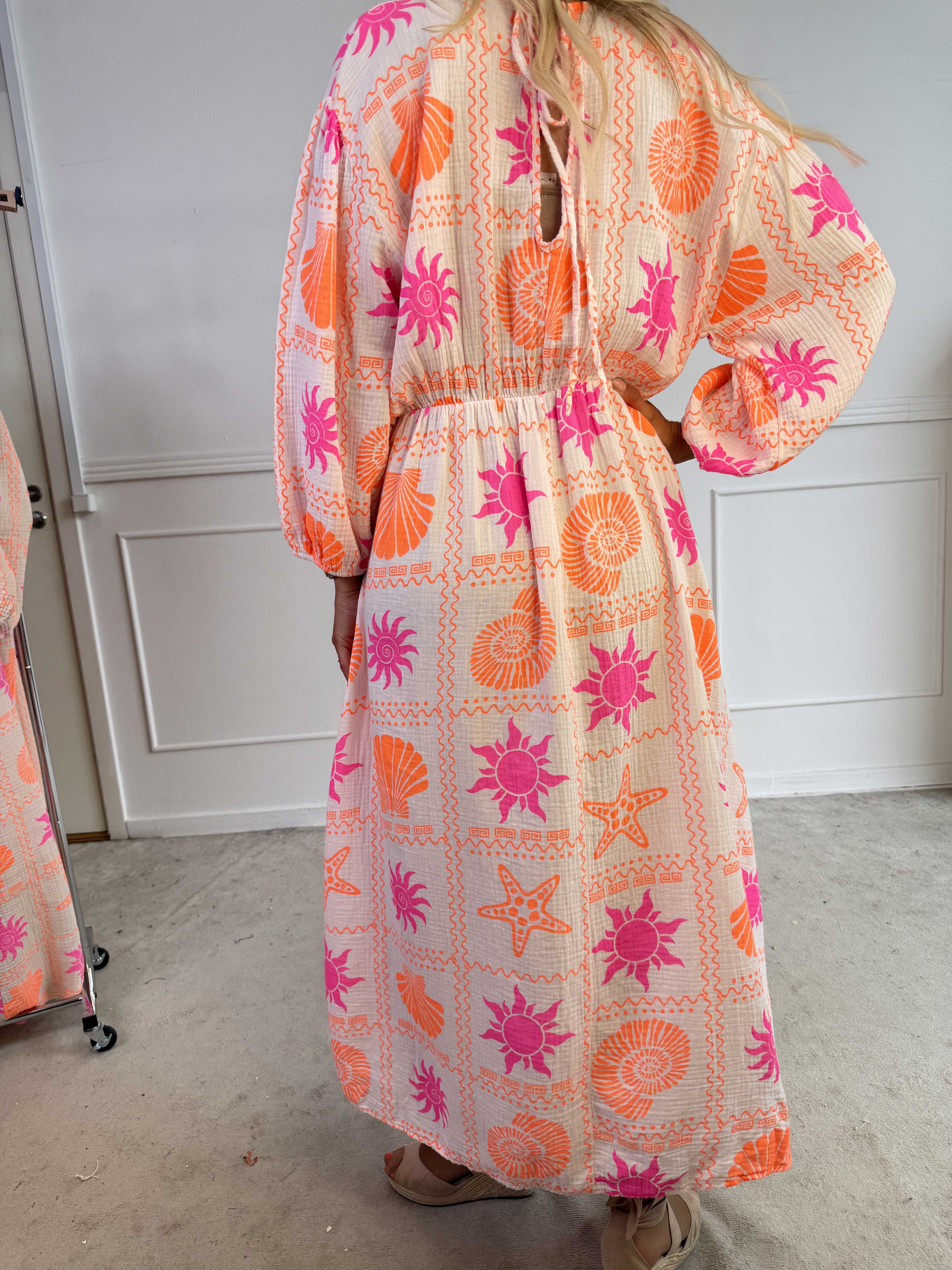 Jasmin - Lång plus size klänning i mjukt muslintyg med färgglada motiv