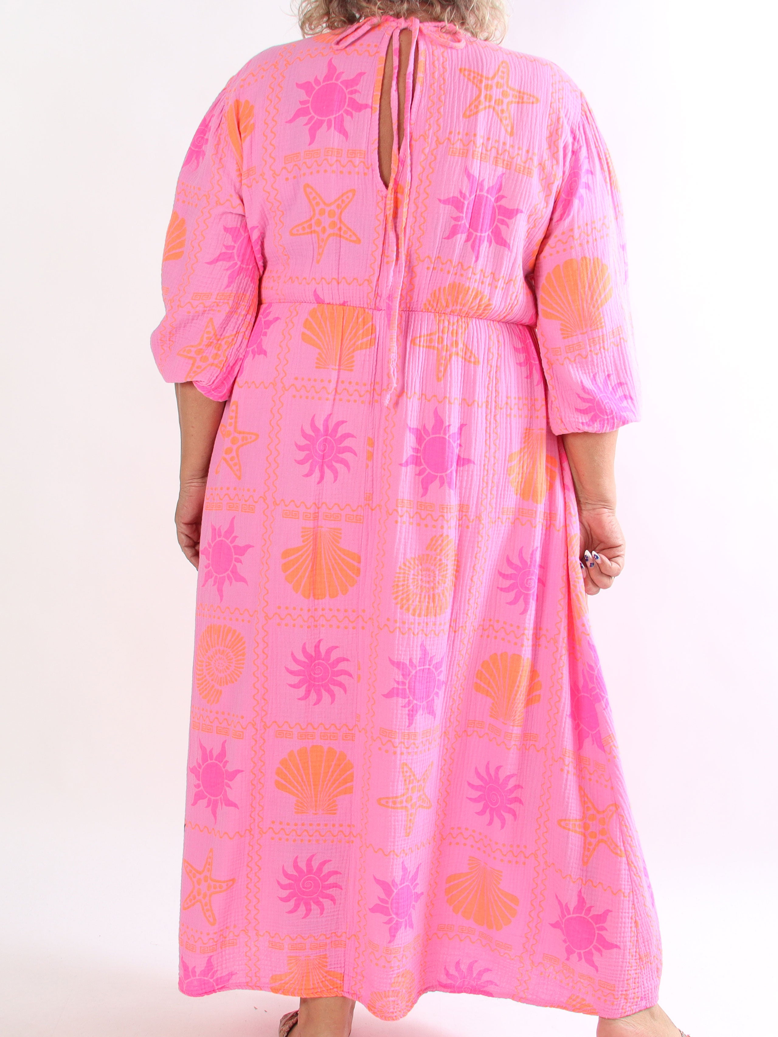 Jasmin - Lång plus size klänning i mjukt muslintyg med färgglada motiv